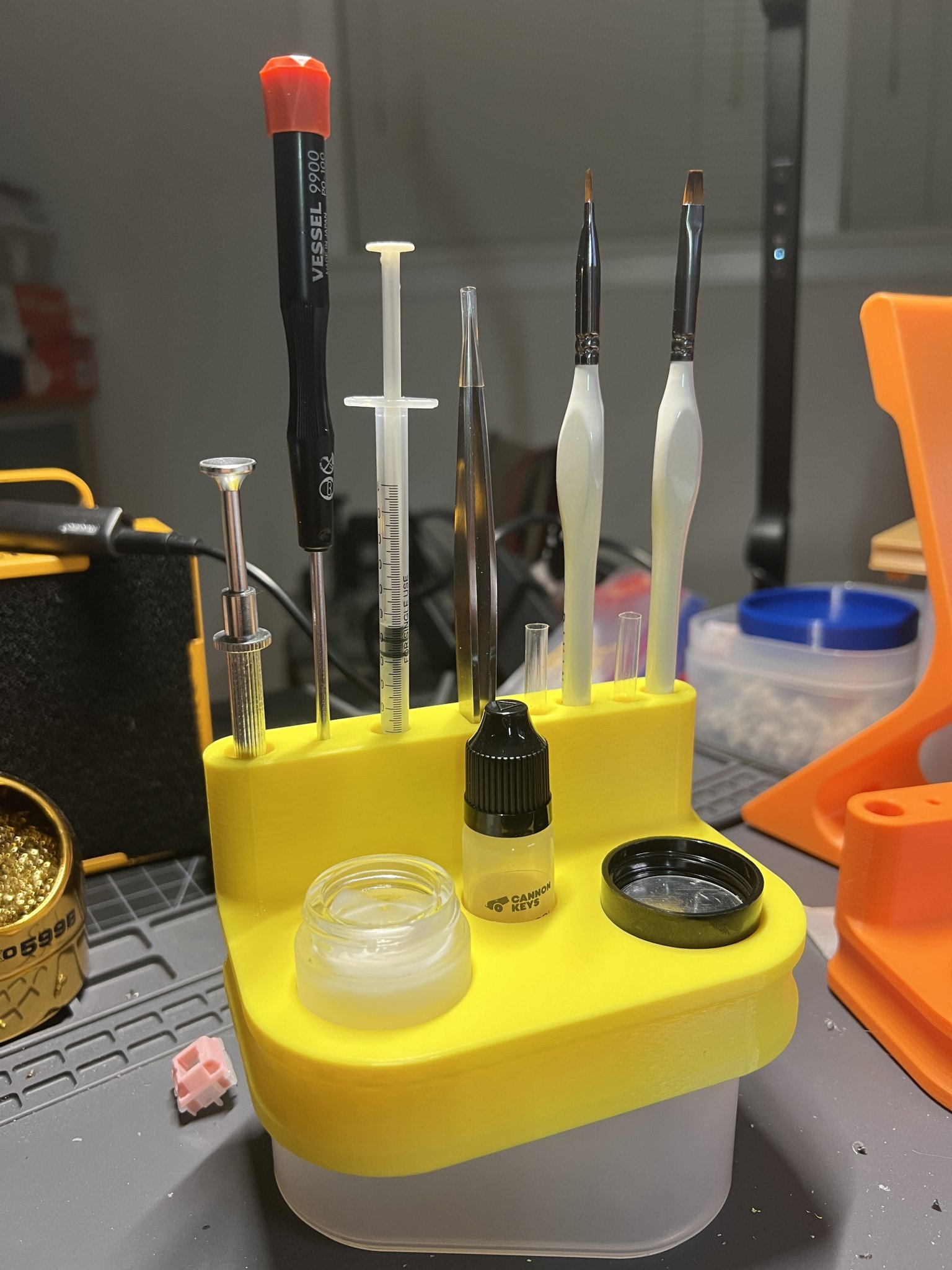 Giá đỡ công cụ và dầu bôi trơn cho bàn phím