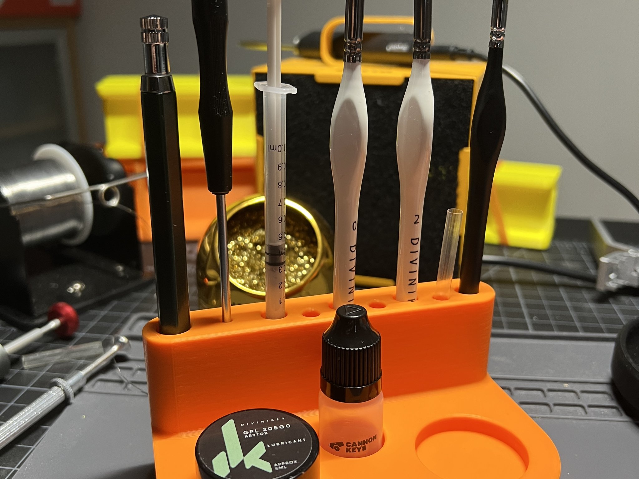 Giá đỡ công cụ và dầu bôi trơn cho bàn phím