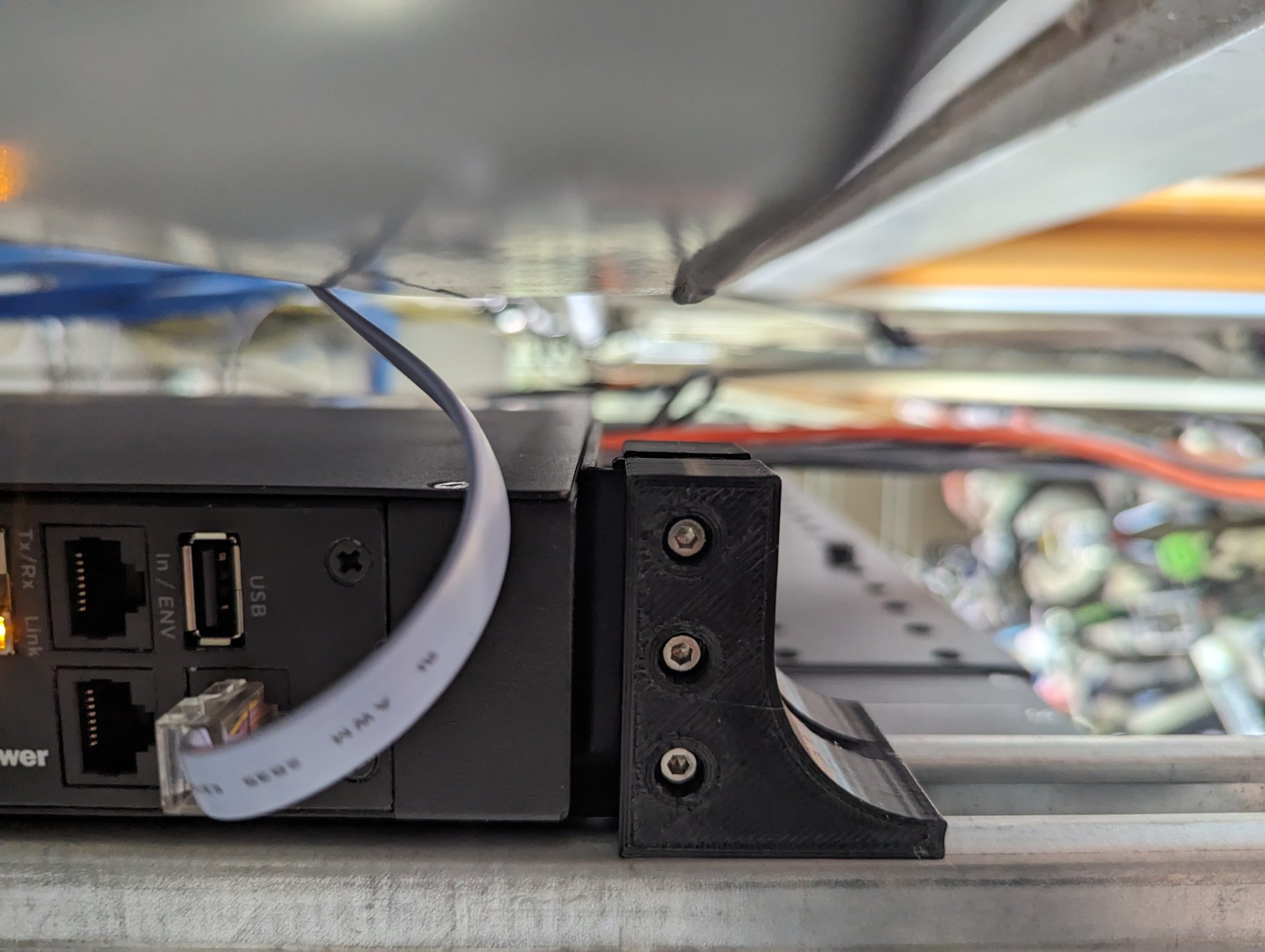 Điểm gắn 1U tương thích với giá 19" cho kênh strut 1 5/8" × 13/16