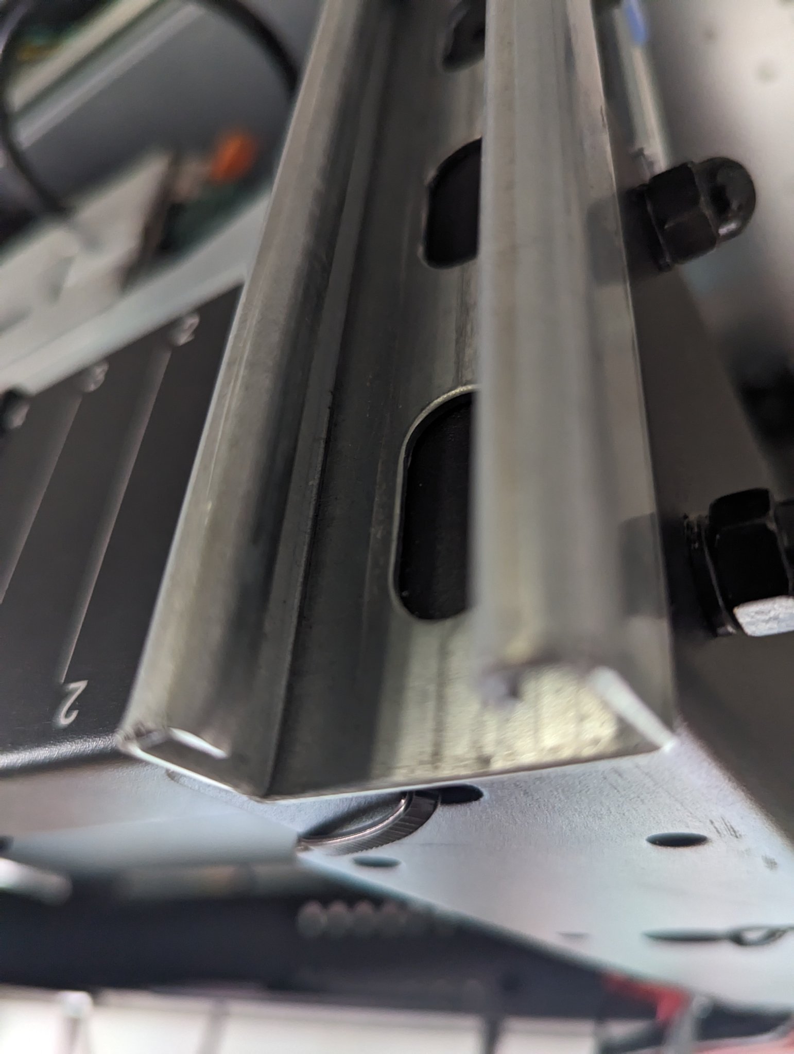 Điểm gắn 1U tương thích với giá 19" cho kênh strut 1 5/8" × 13/16