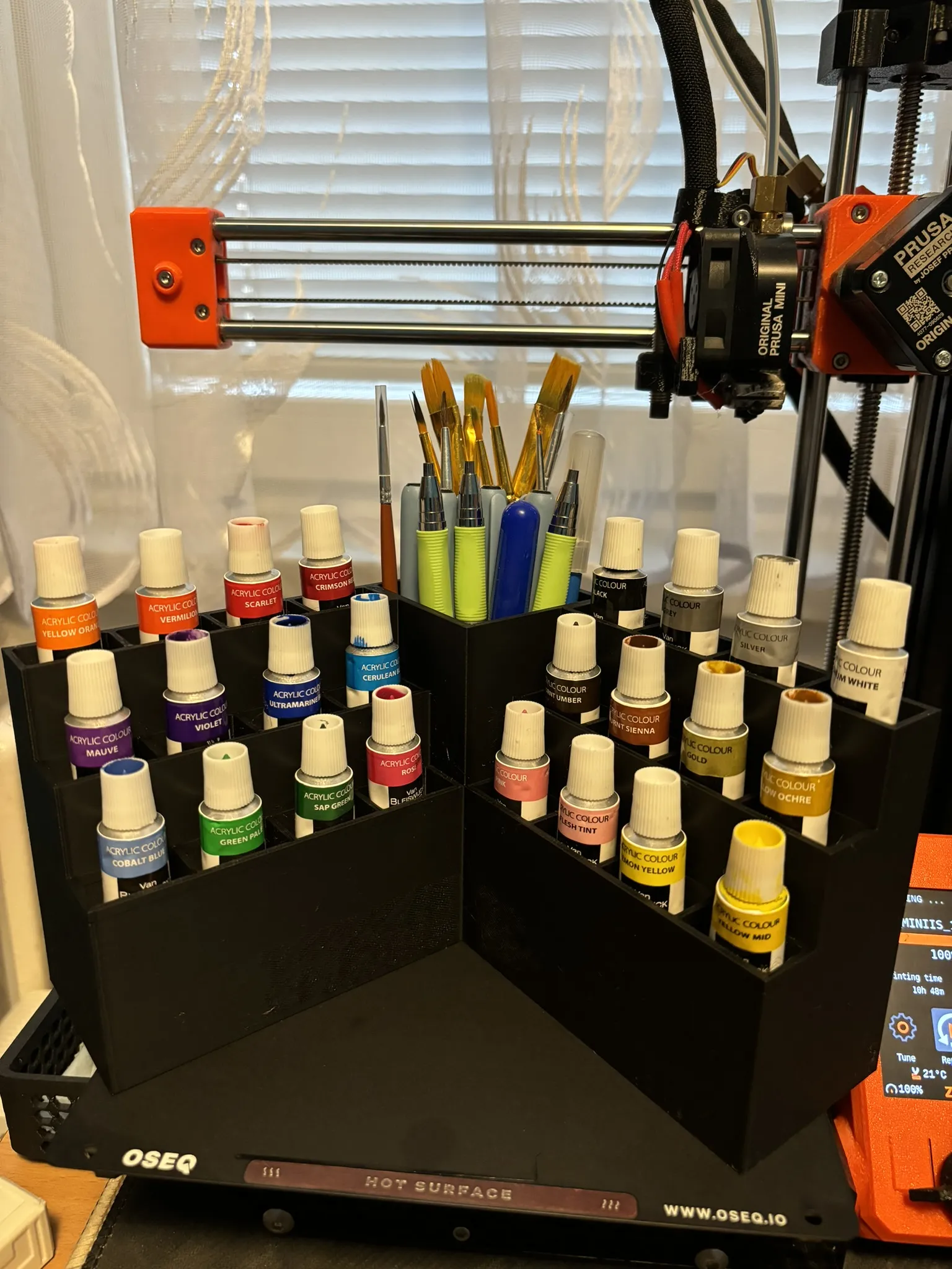 Giá đỡ ống sơn acrylic và cọ vẽ