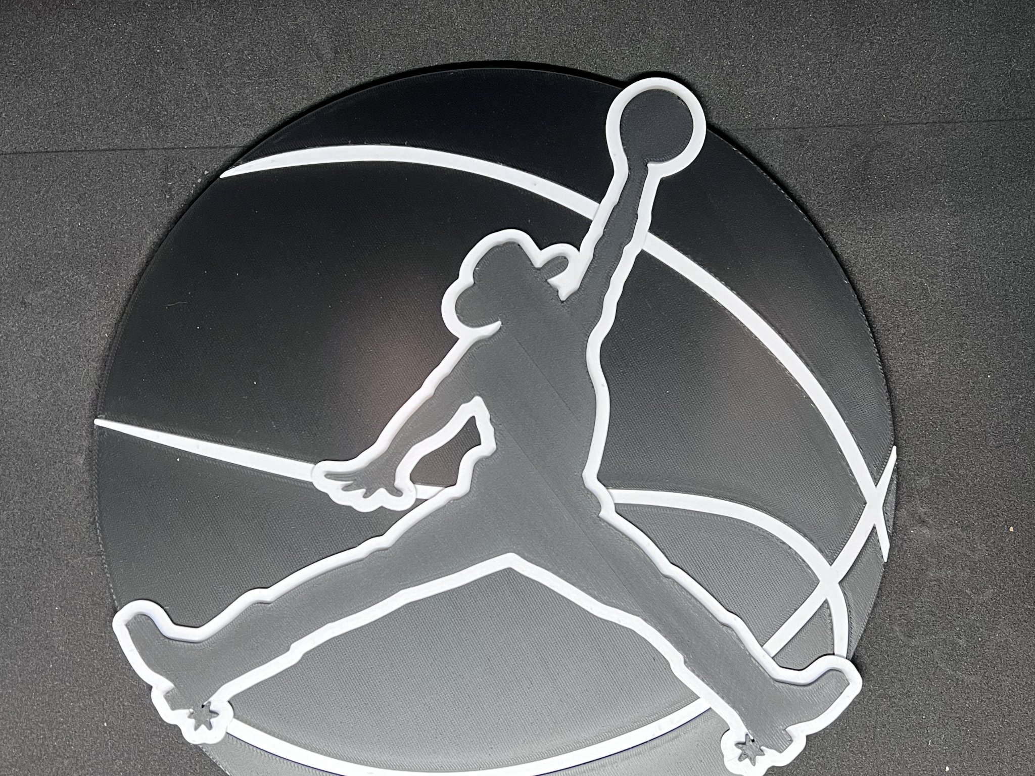 Nhân vật cowboy thực hiện cú dunk bóng rổ