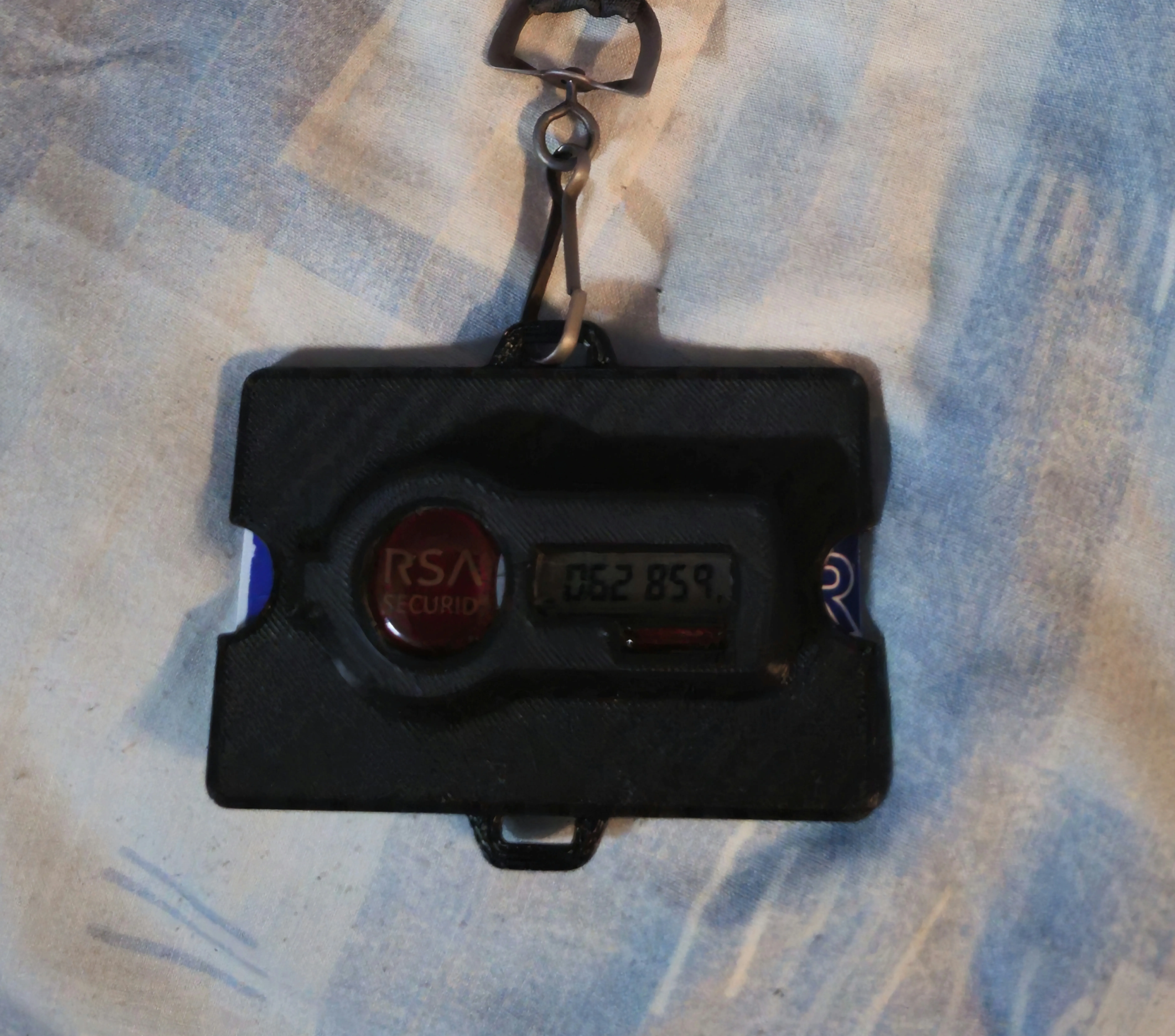 Giá đỡ thẻ ID với ngăn chứa RSA SecurID phía sau