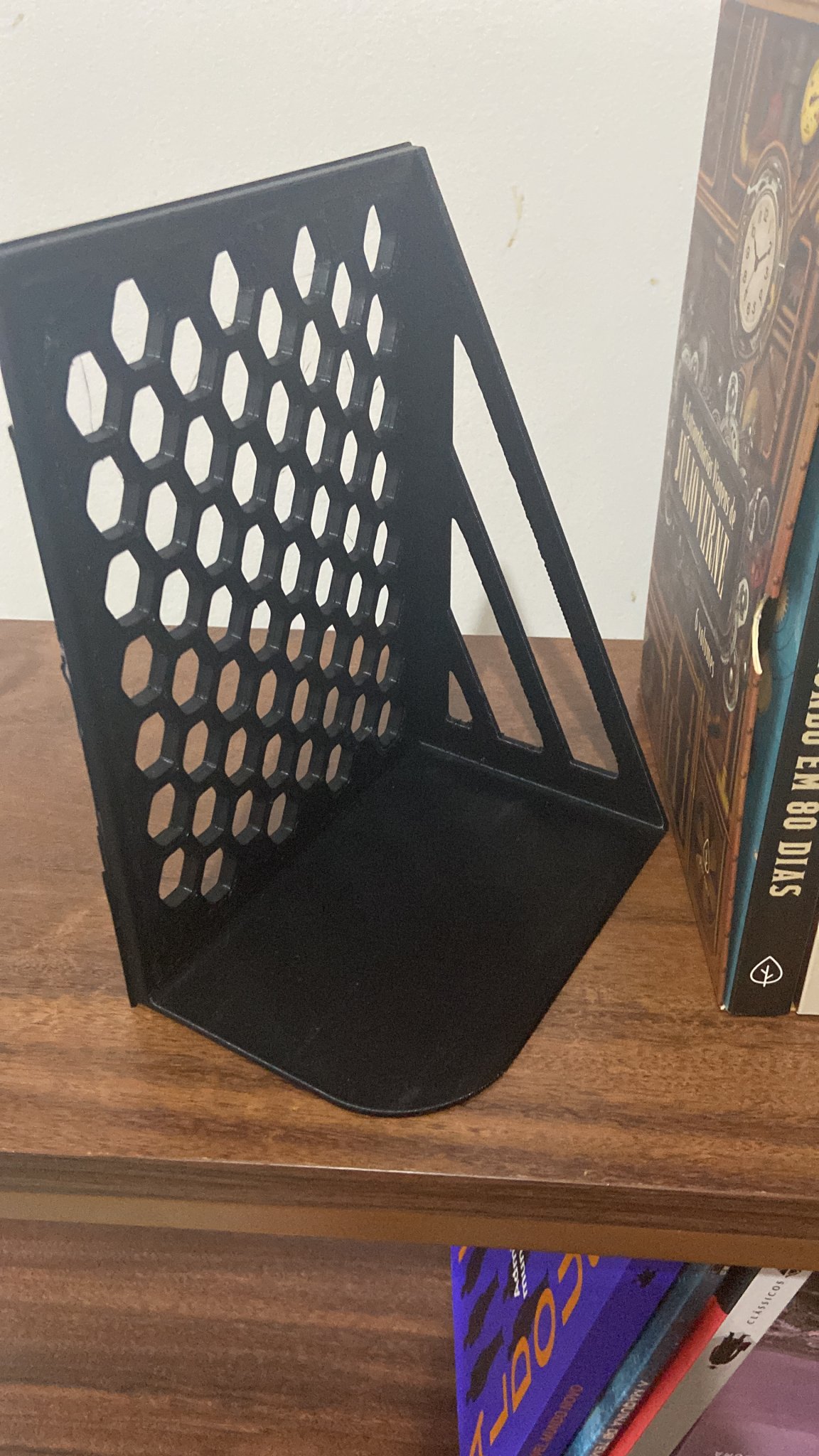 Giá đỡ sách hình lục giác đẹp mắt và đơn giản