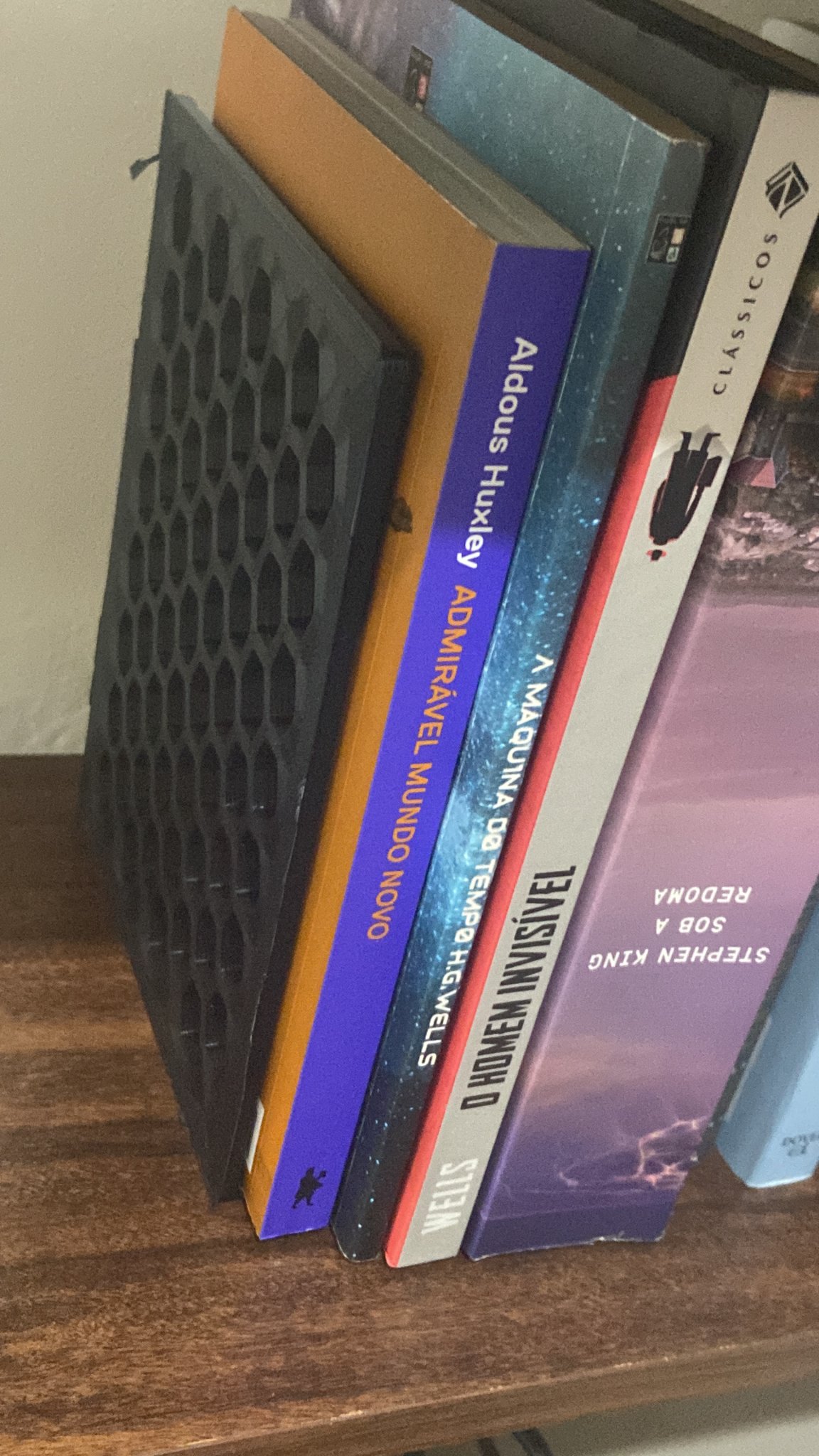 Giá đỡ sách hình lục giác đẹp mắt và đơn giản