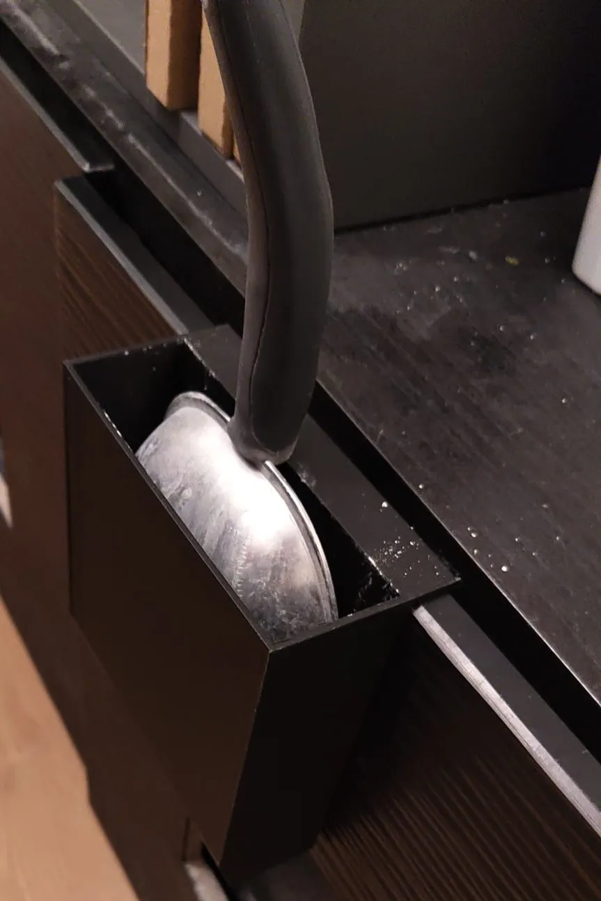 Giá đỡ cho xẻng vệ sinh cho mèo treo cửa tủ