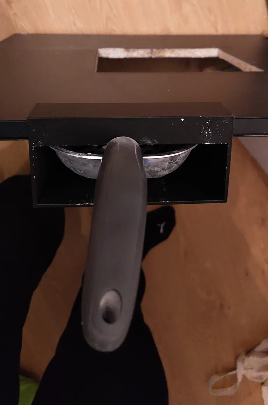 Giá đỡ cho xẻng vệ sinh cho mèo treo cửa tủ