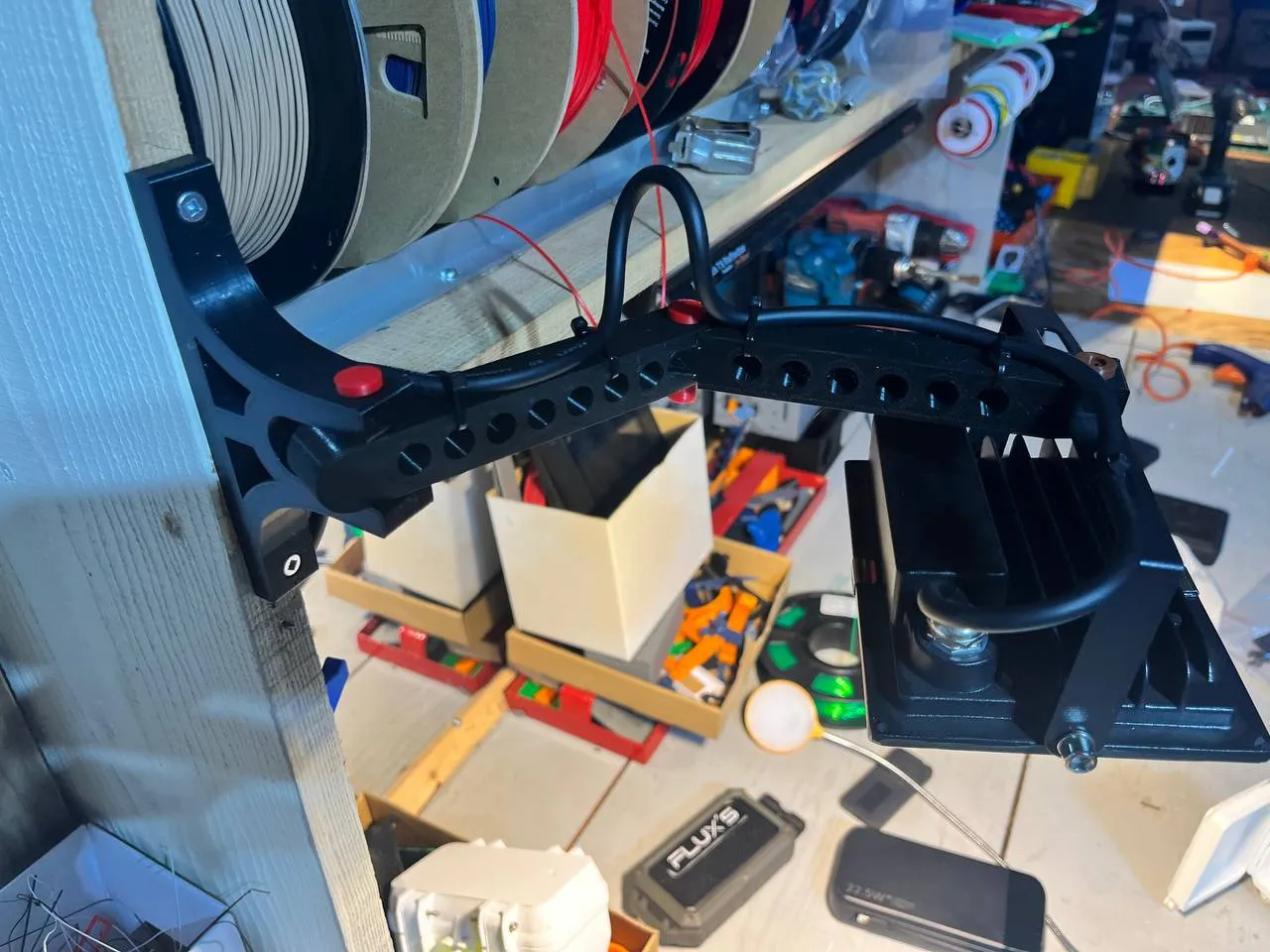 Giá đỡ đèn LED cho xưởng làm việc