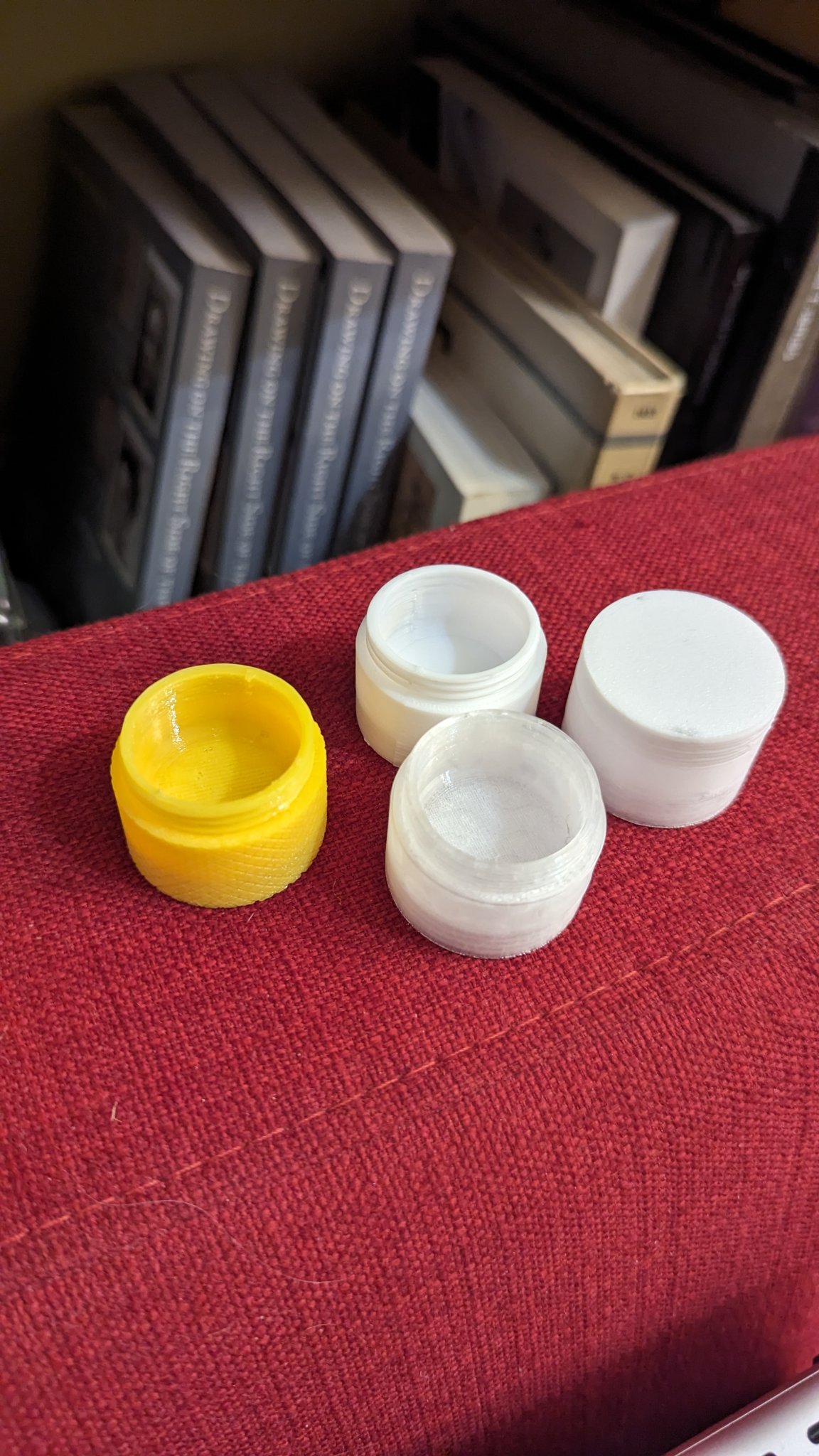 Hộp đựng thuốc vặn nối với thiết kế đa dạng bề mặt