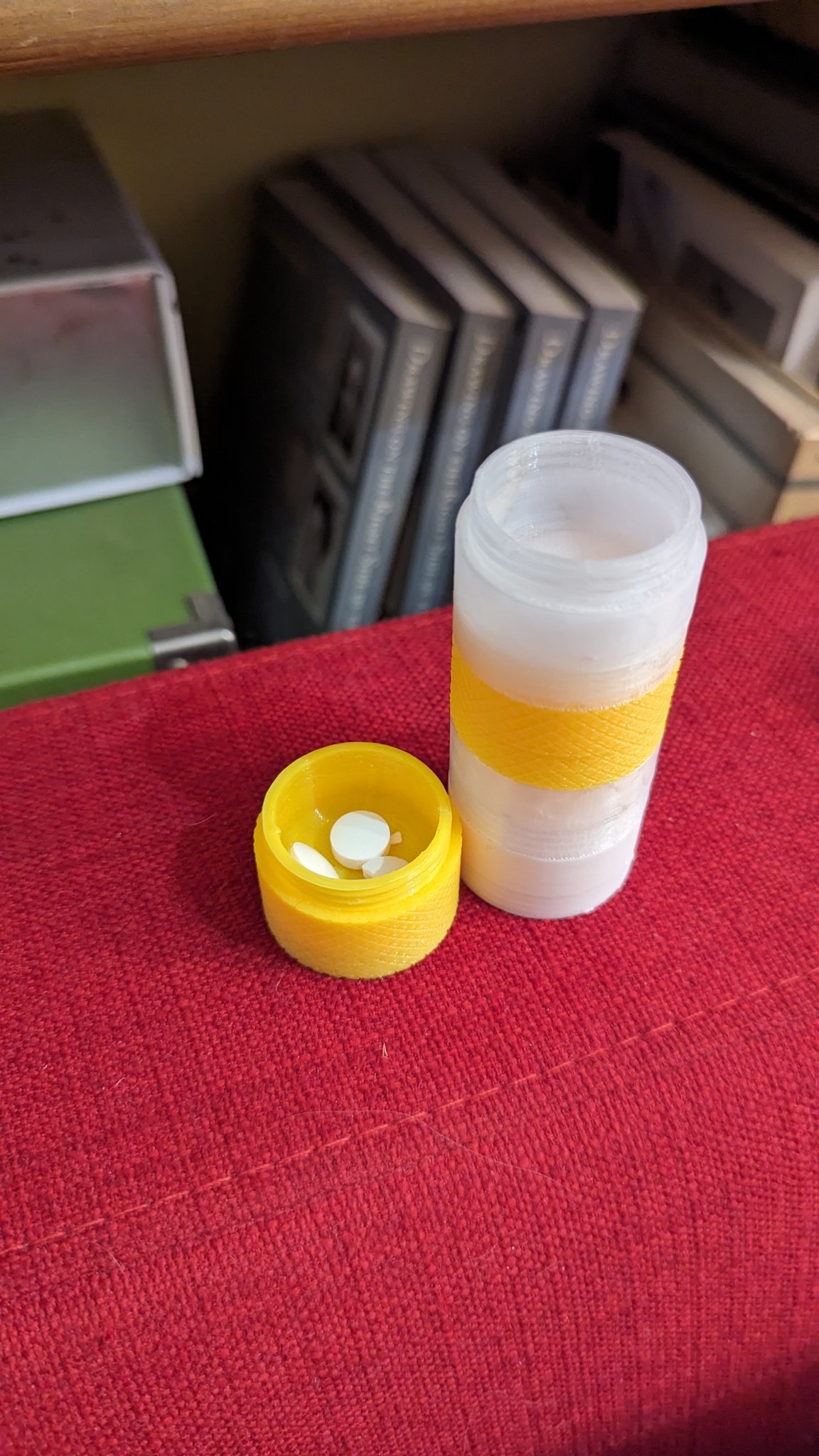 Hộp đựng thuốc vặn nối với thiết kế đa dạng bề mặt