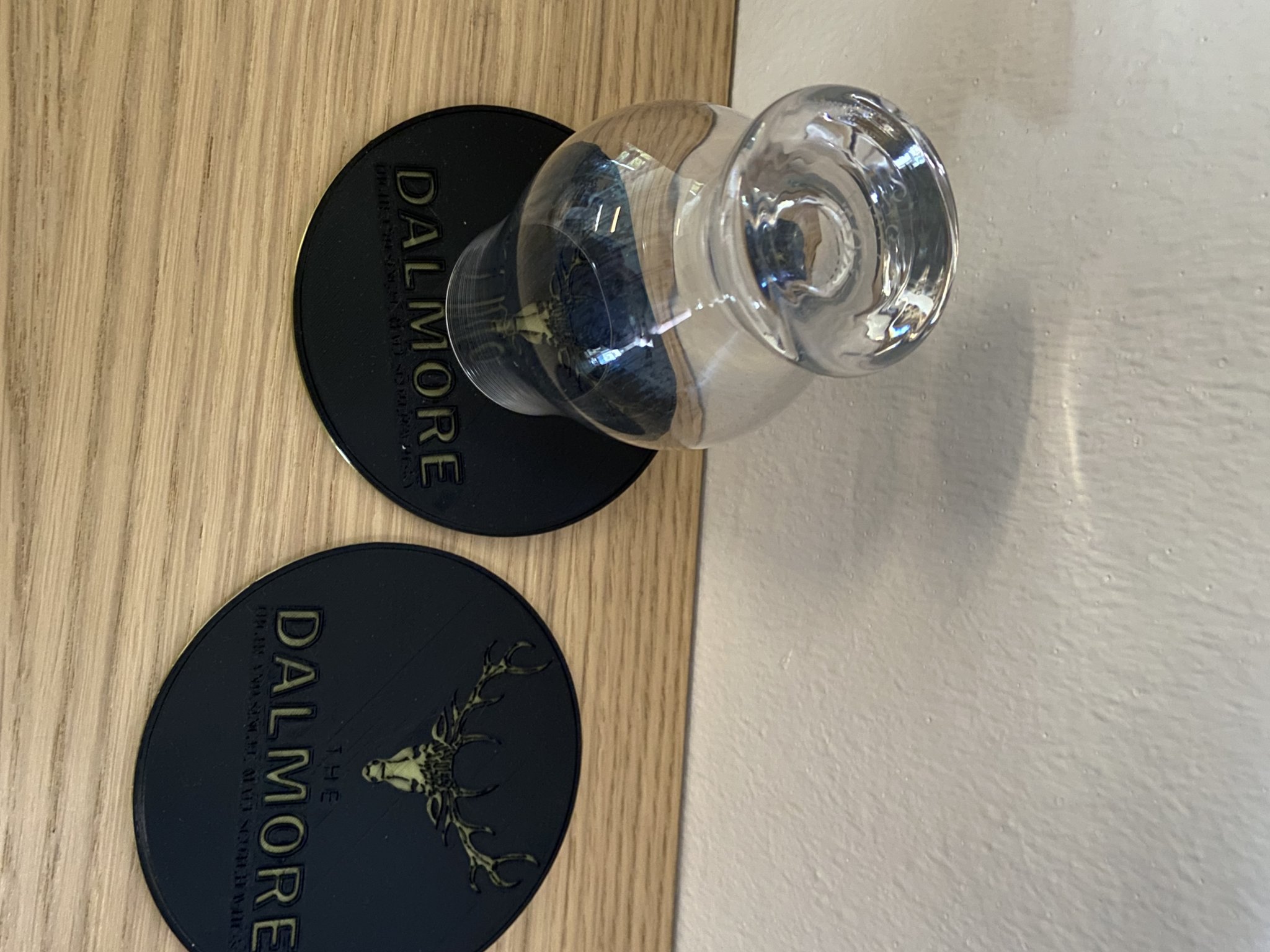 Đế lót ly hai màu với logo Dalmore