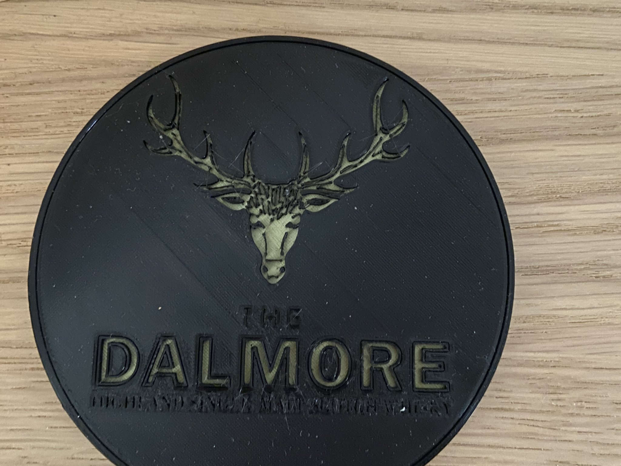 Đế lót ly hai màu với logo Dalmore