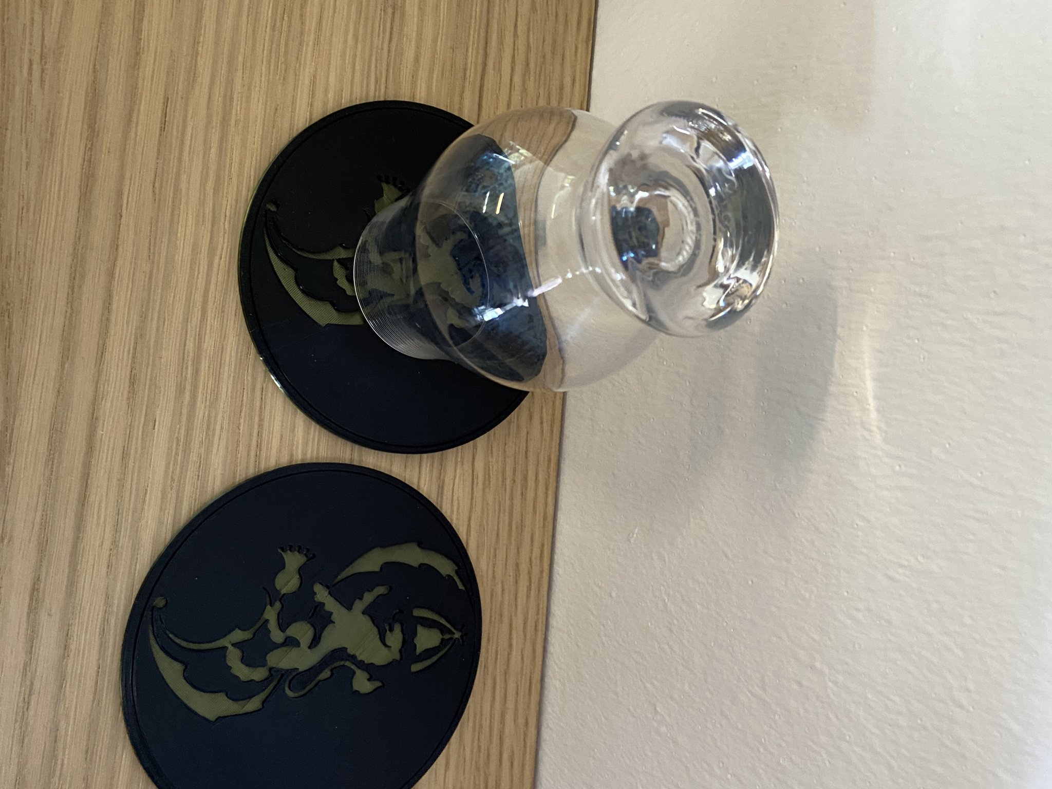 Đế lót ly hai màu với logo Lagavulin