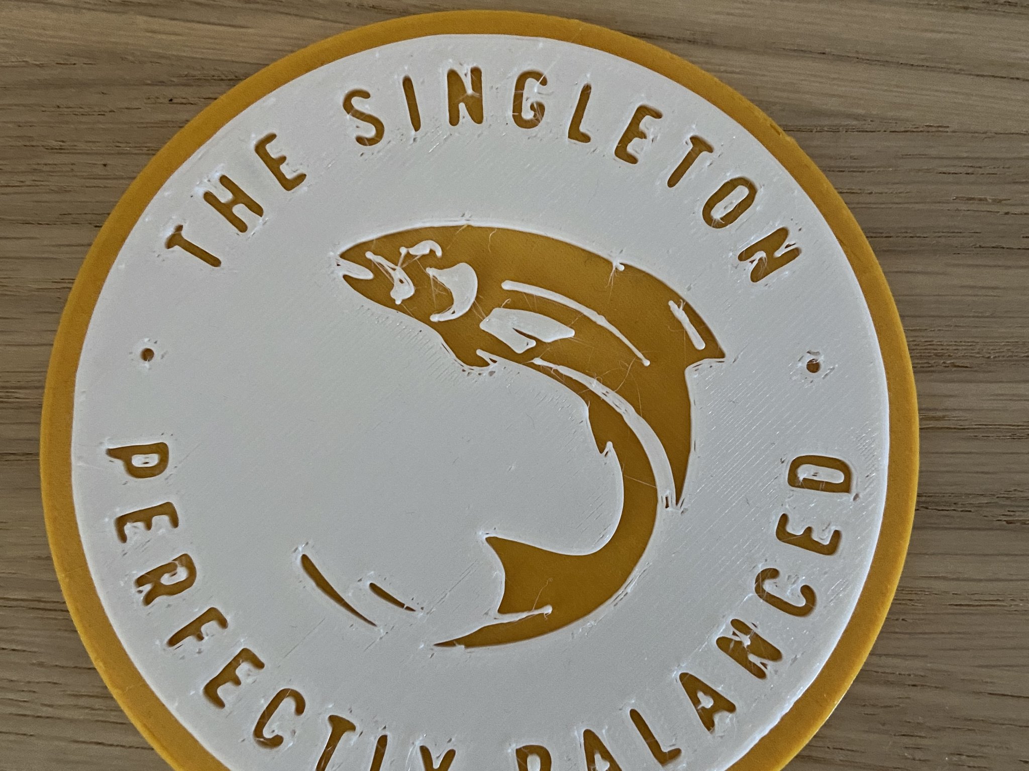 Đế lót ly hai màu với logo Singleton