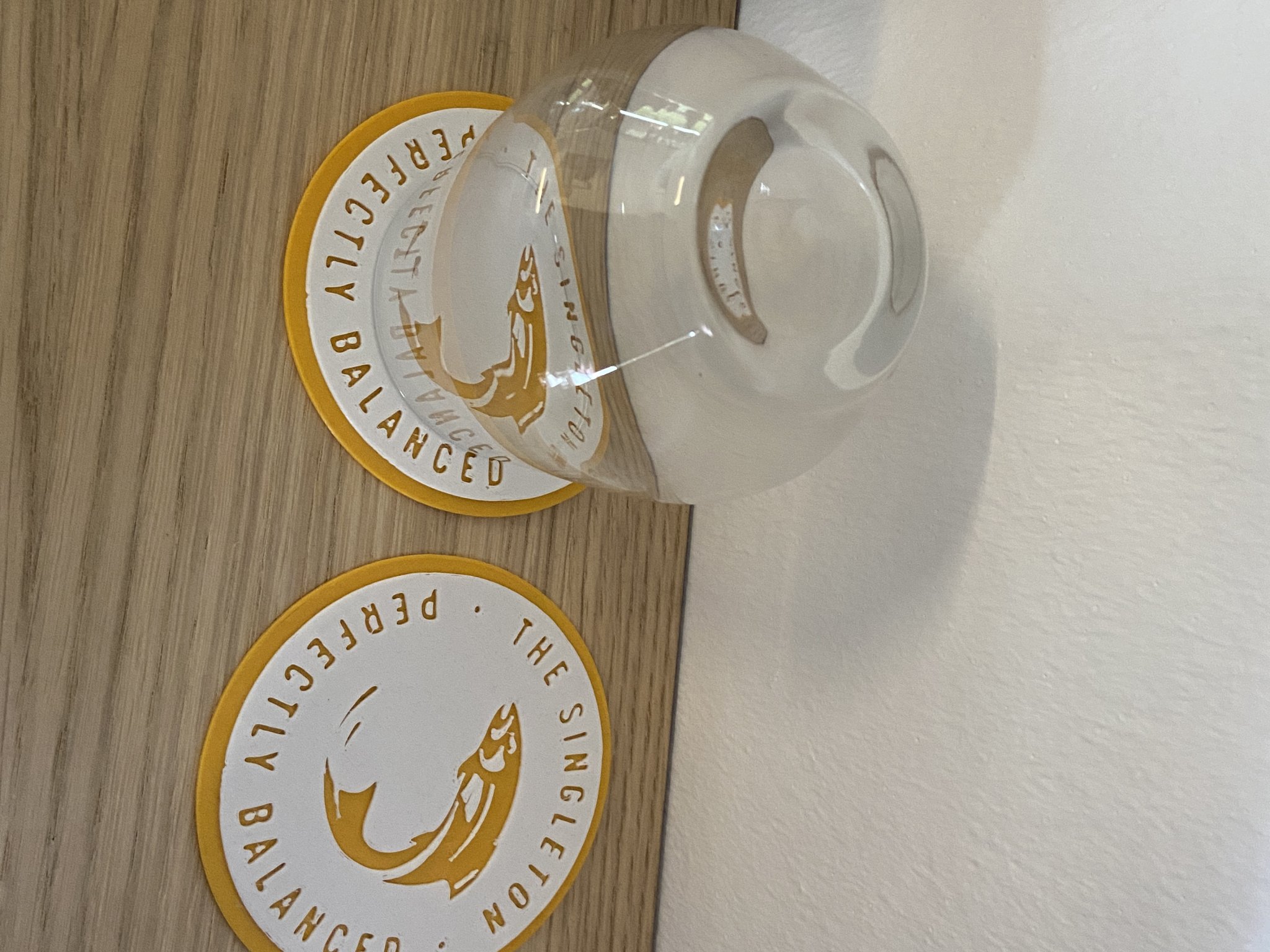 Đế lót ly hai màu với logo Singleton