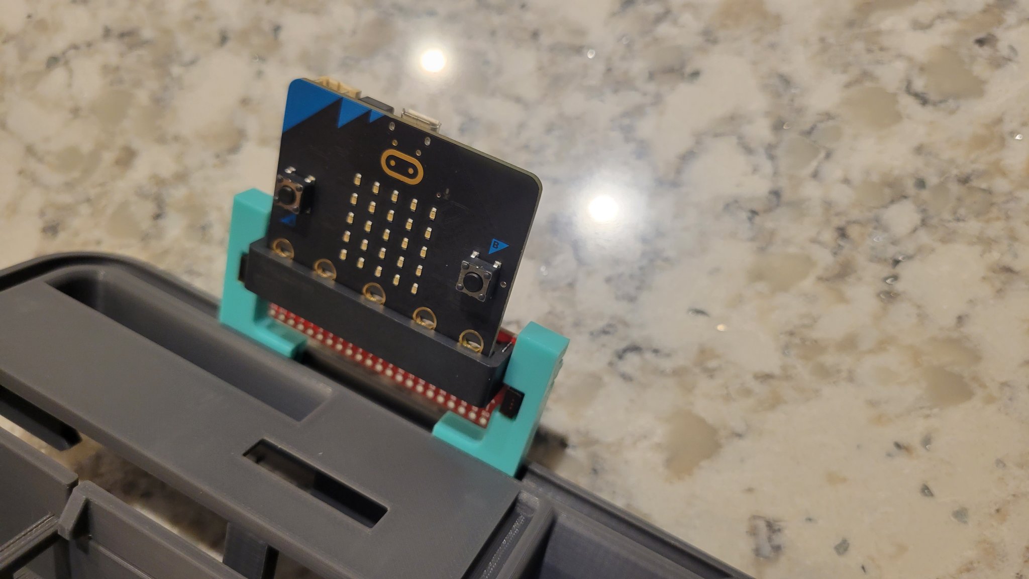 Giá đỡ cho bảng mạch micro:bit trên robot XRP