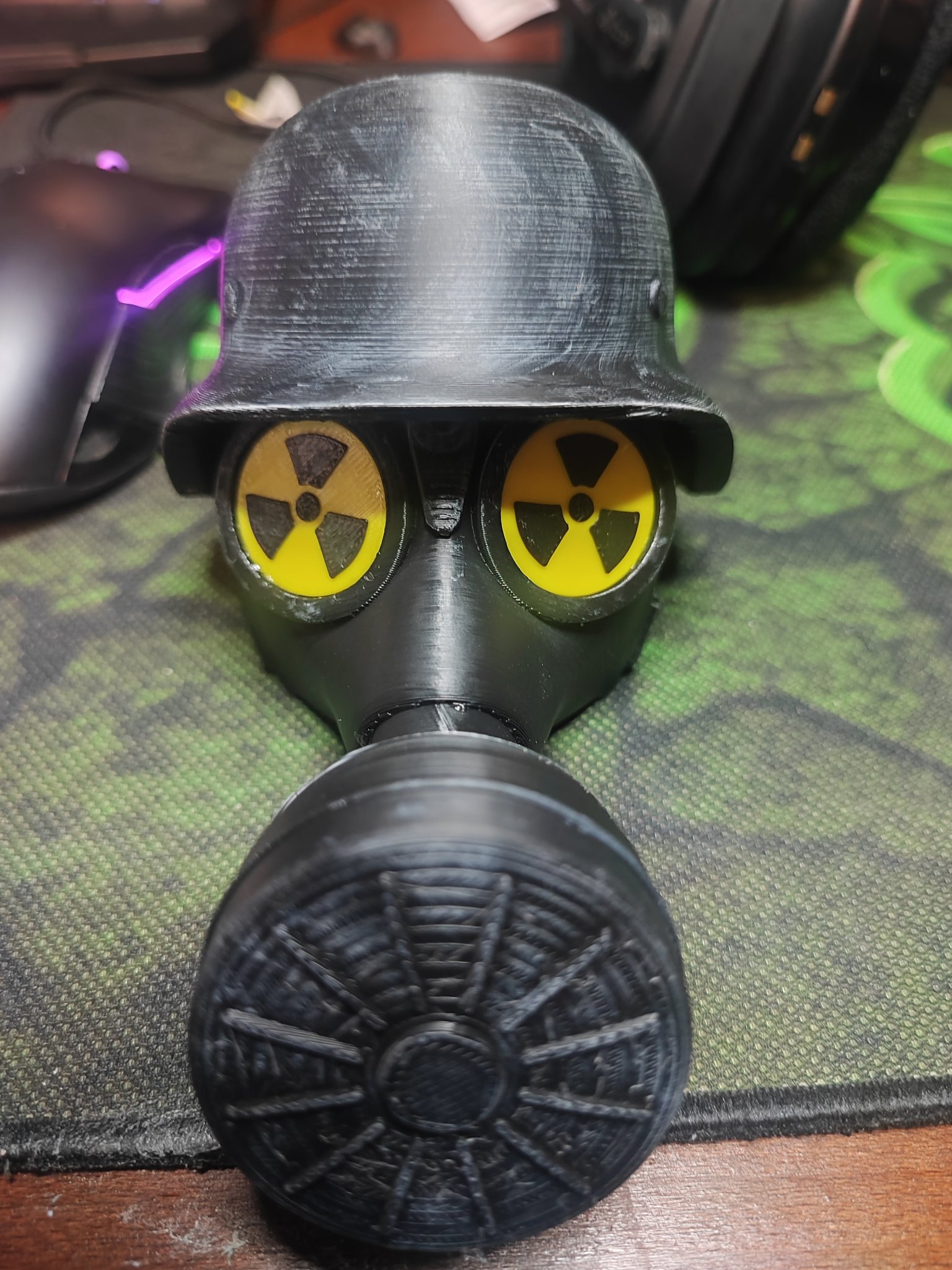 Kính đeo mắt với biểu tượng nguyên tử