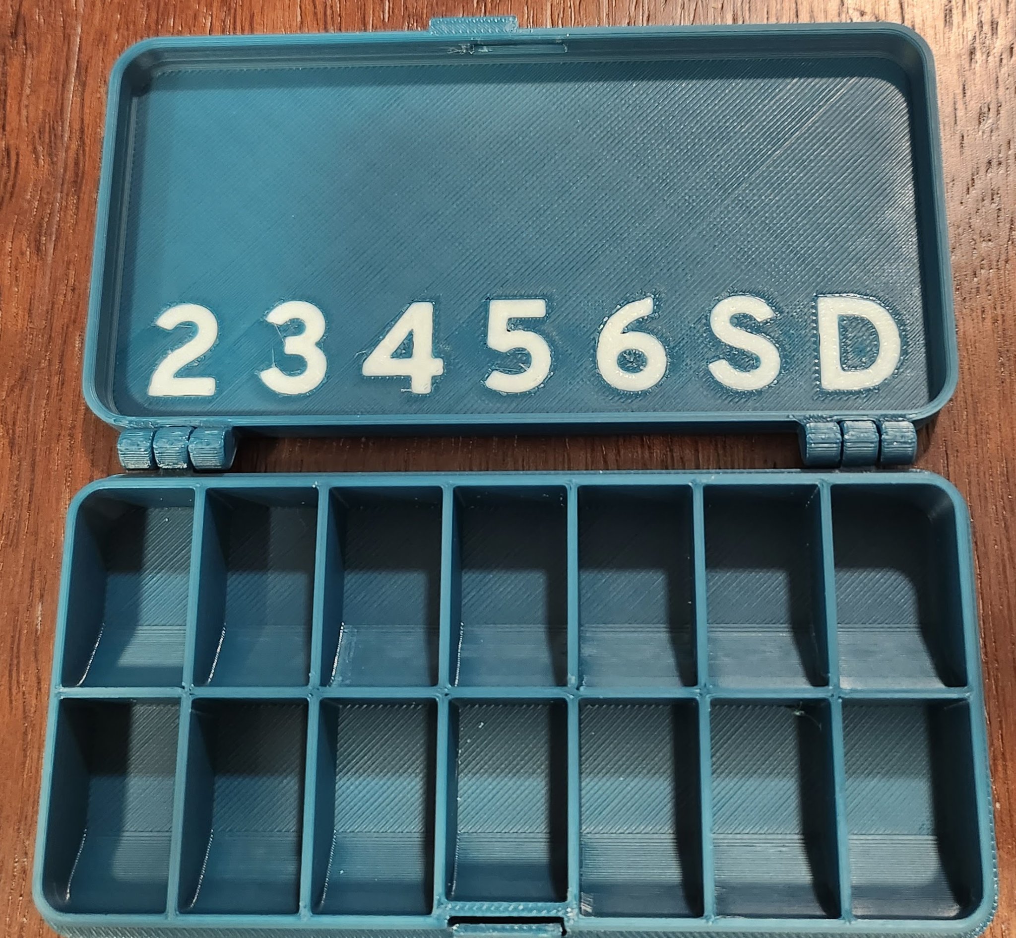 Hộp thuốc hàng tuần gọn nhẹ, dễ đọc cho người dùng