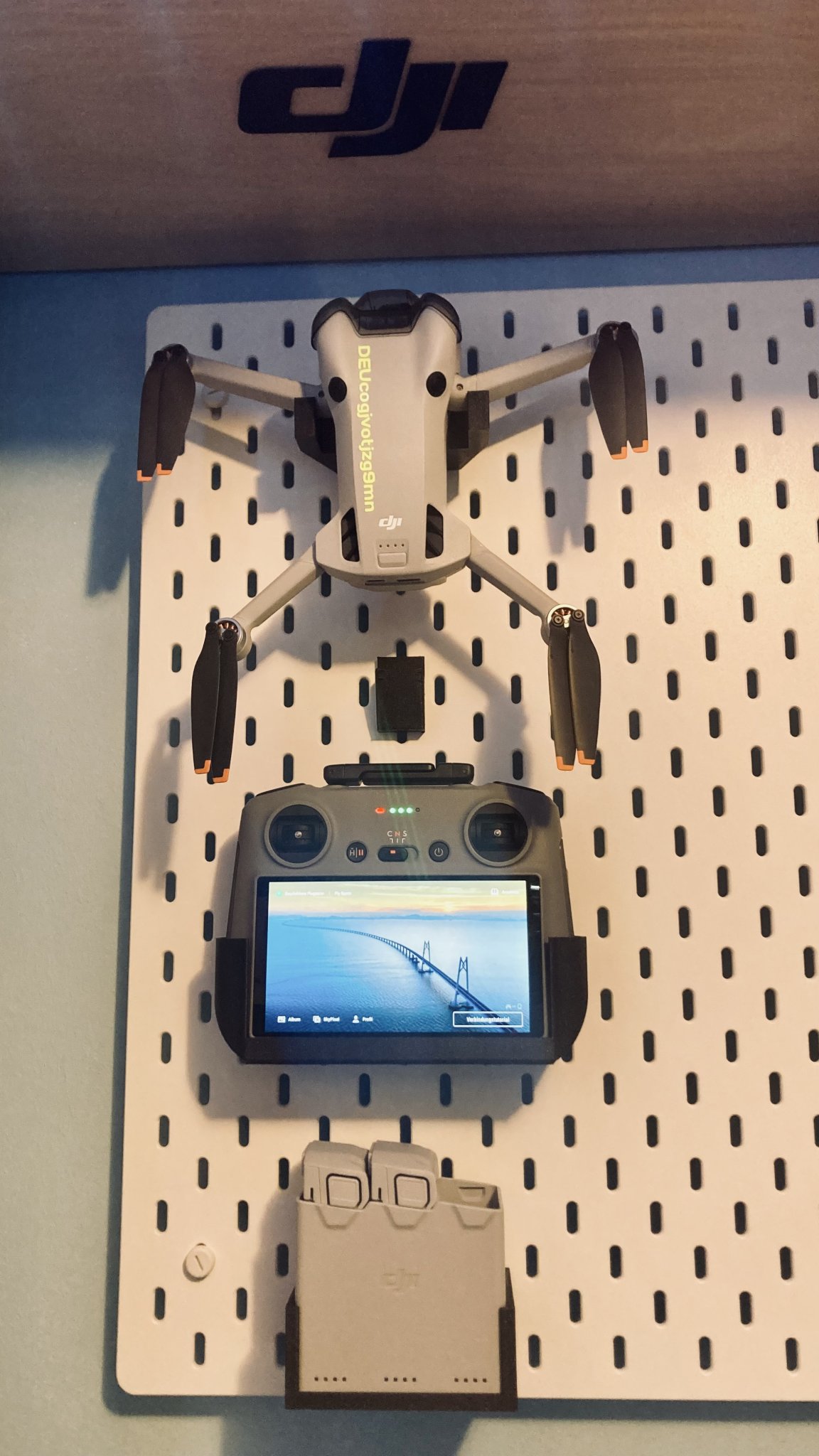 Giá đỡ lưu trữ DJI Mini 4 Pro trên giá Ikea Skadis