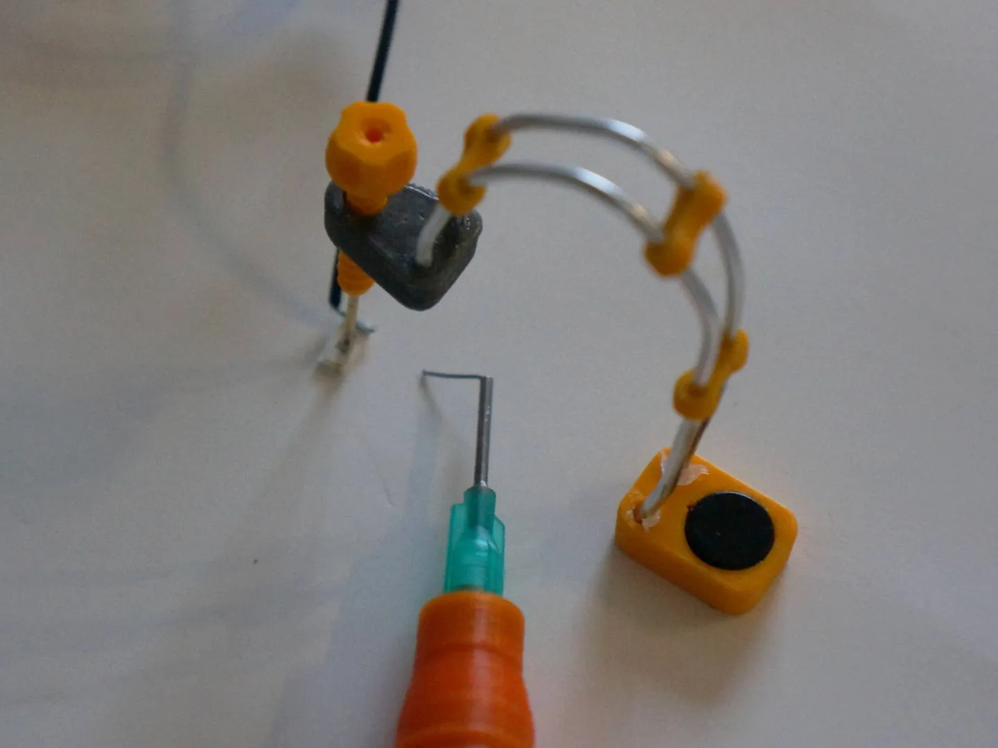 Giá đỡ trợ lý với chân đế từ tính và chân pogo điều chỉnh