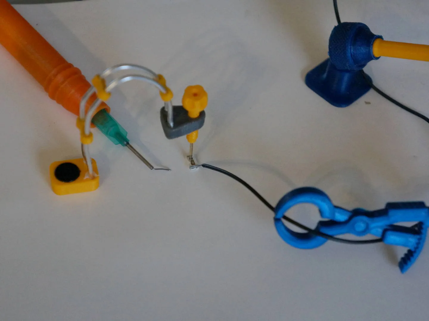 Giá đỡ trợ lý với chân đế từ tính và chân pogo điều chỉnh