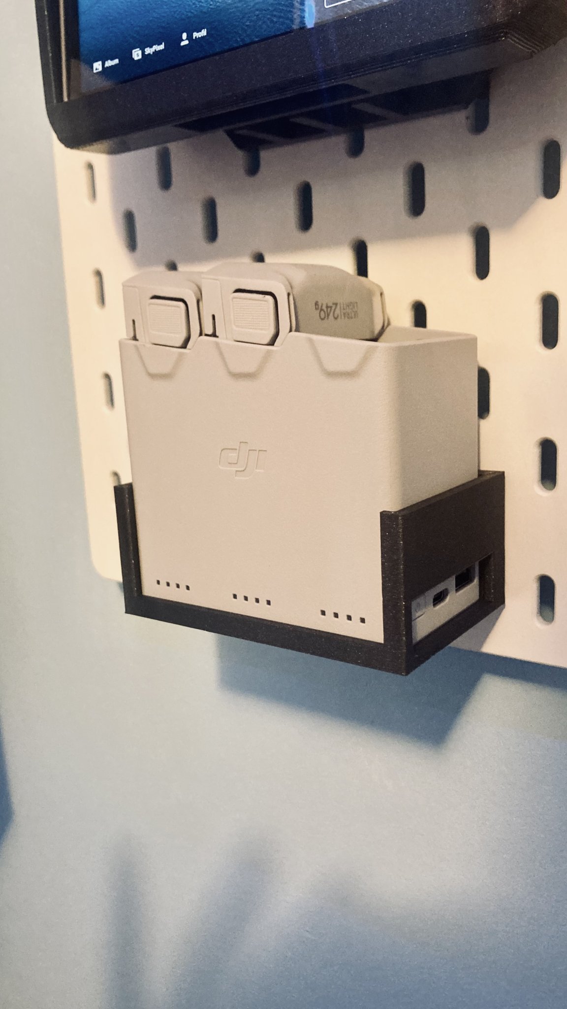 Giá đỡ lưu trữ DJI Mini 4 Pro trên giá Ikea Skadis