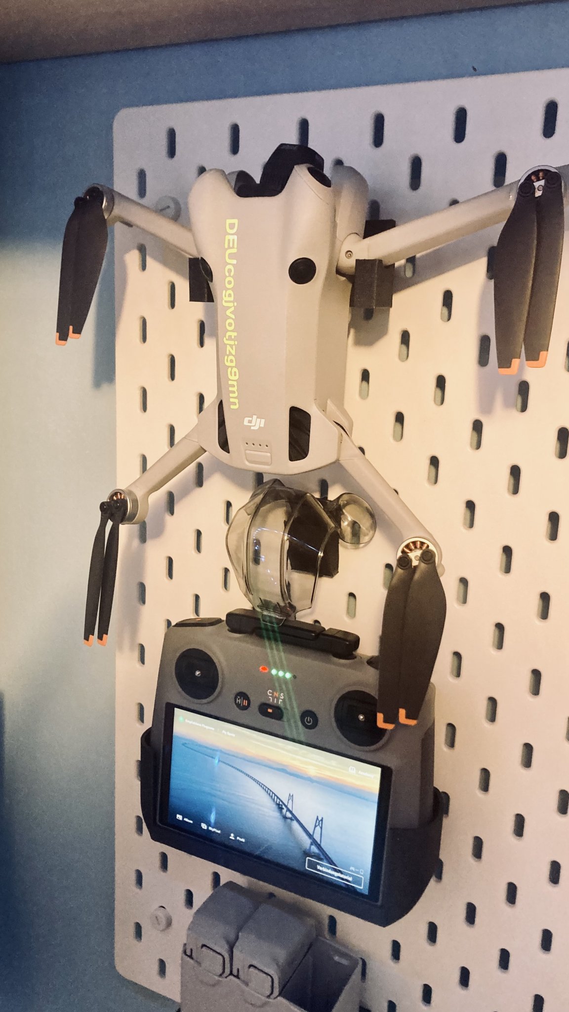 Giá đỡ lưu trữ DJI Mini 4 Pro trên giá Ikea Skadis