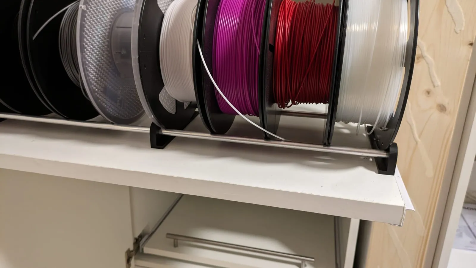 Giá đỡ cuộn filament tùy chỉnh cho tủ dưới máy in