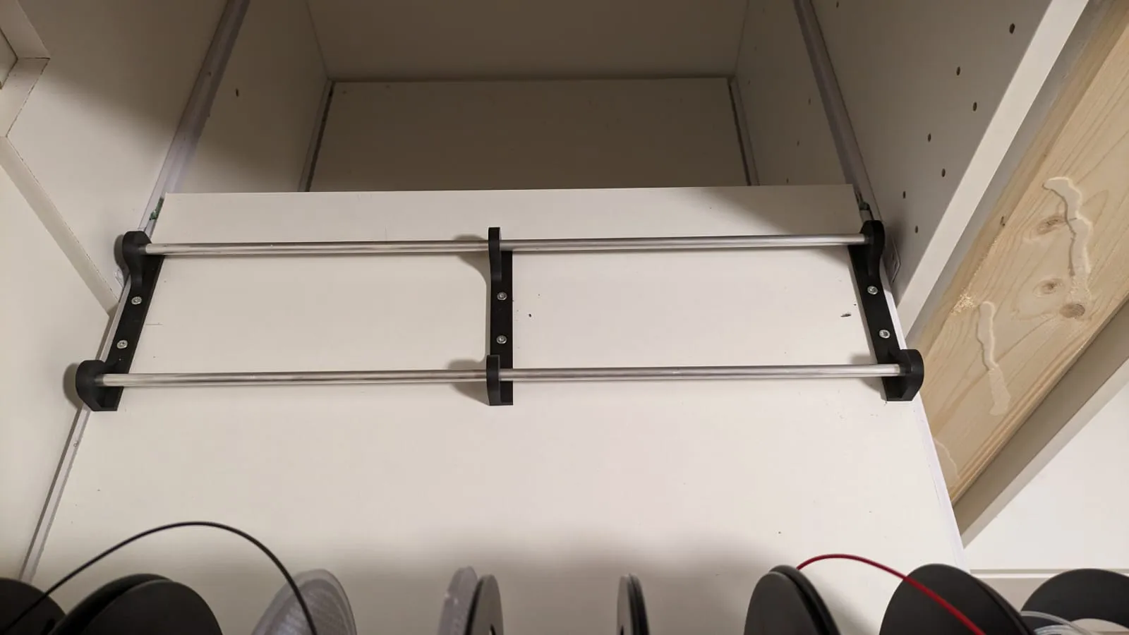 Giá đỡ cuộn filament tùy chỉnh cho tủ dưới máy in