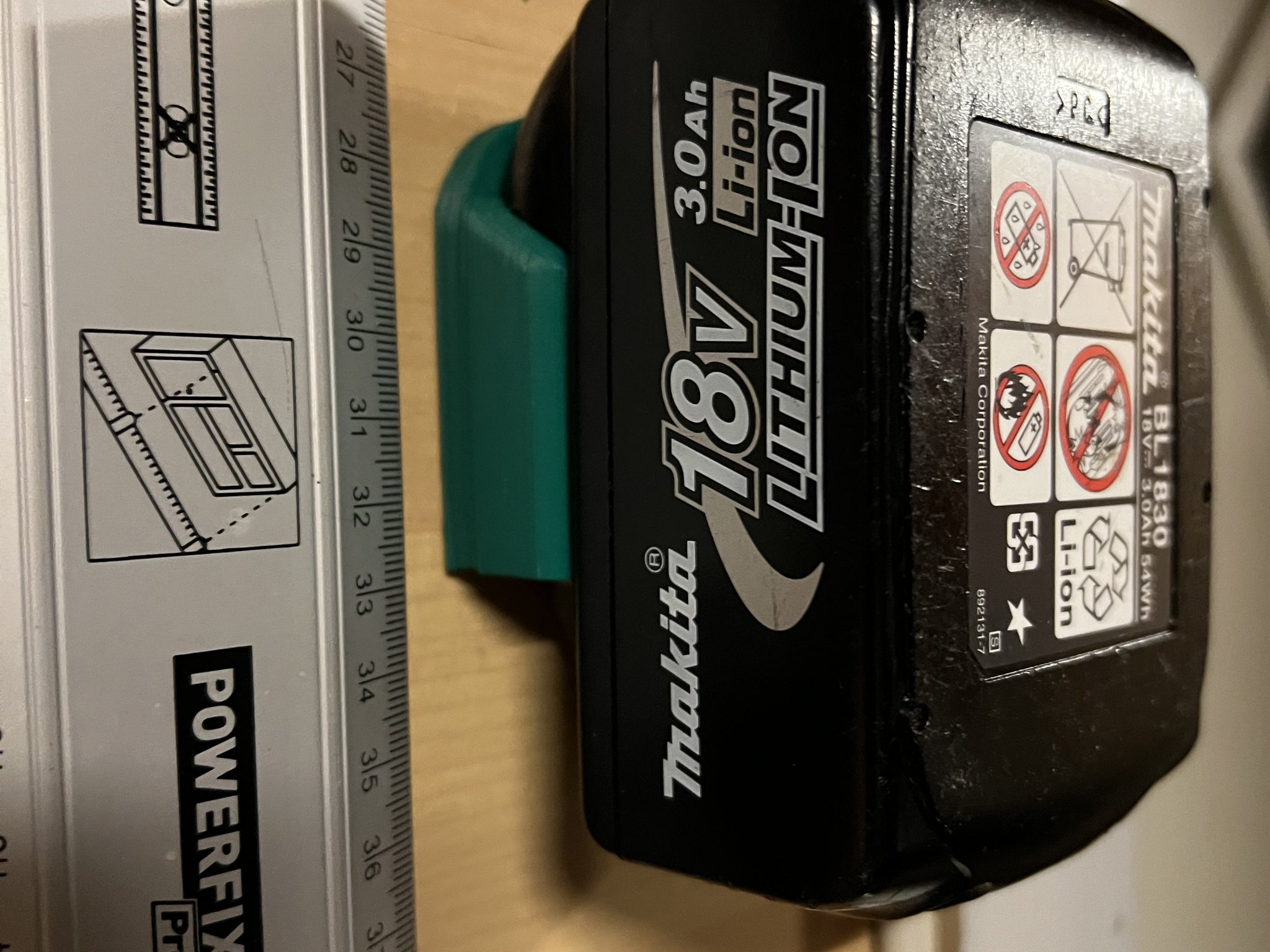 Giá đỡ pin Makita 18V treo tường