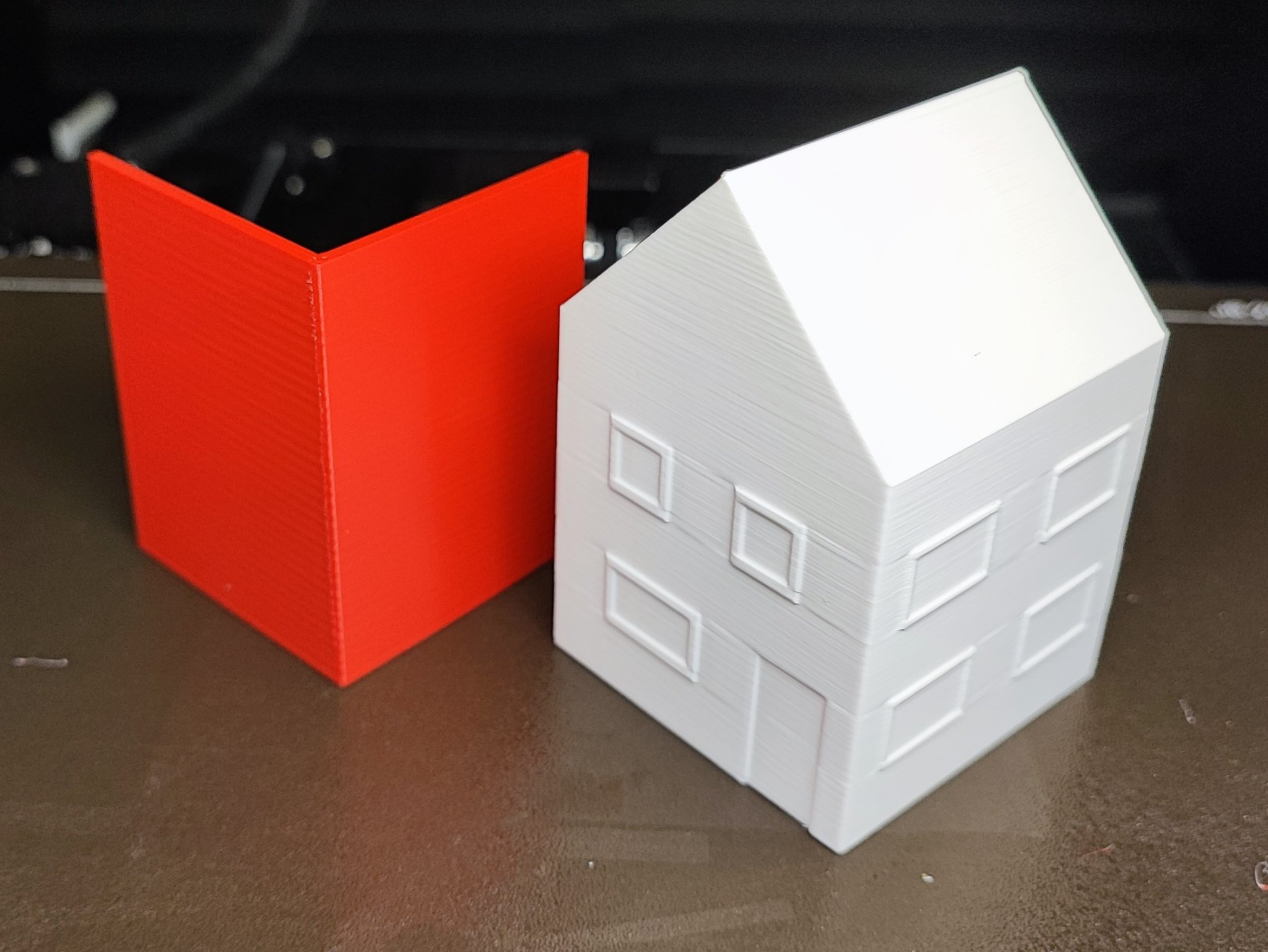 Mô hình nhà thu nhỏ với thiết kế mái và thân riêng biệt