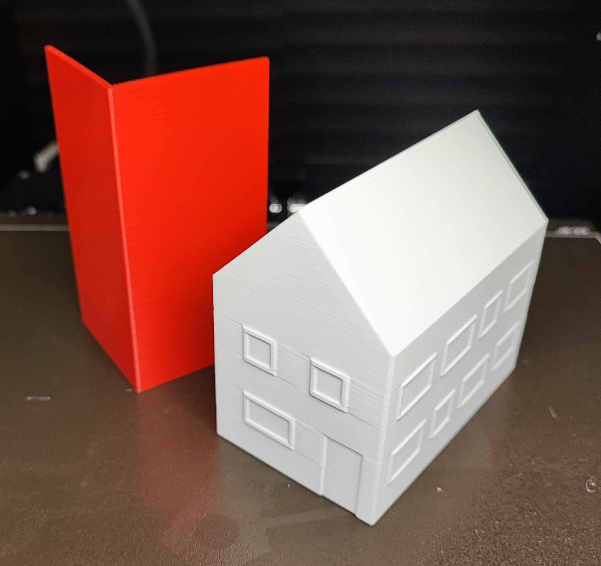 Mô hình nhà thu nhỏ với thiết kế mái và thân riêng biệt