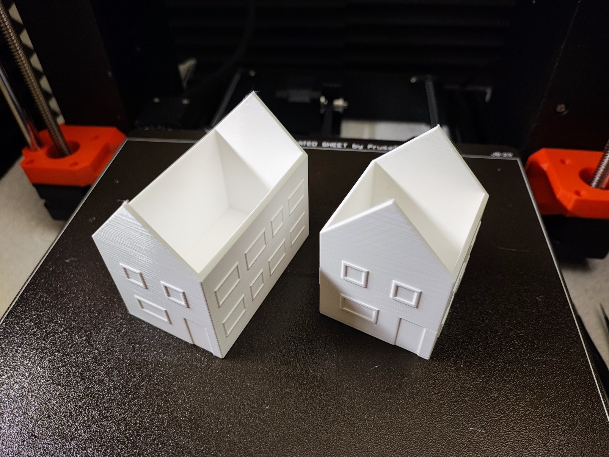 Mô hình nhà thu nhỏ với thiết kế mái và thân riêng biệt