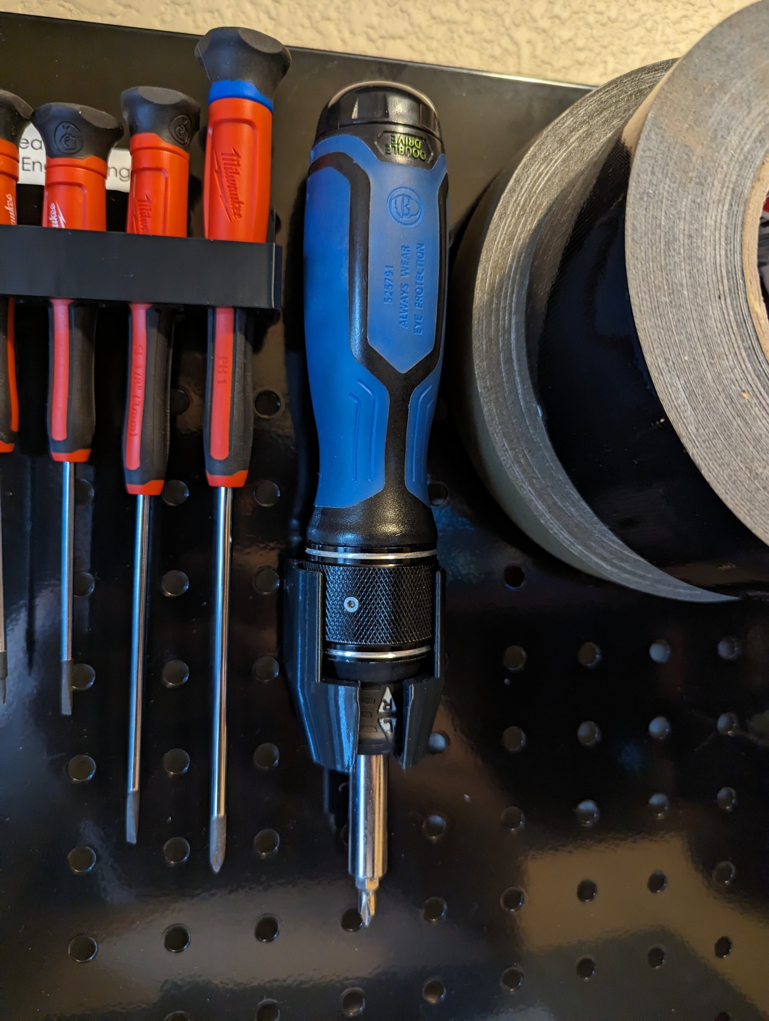 Giá đỡ kẹp cho tua vít Kobalt Dual Drive trên bảng treo