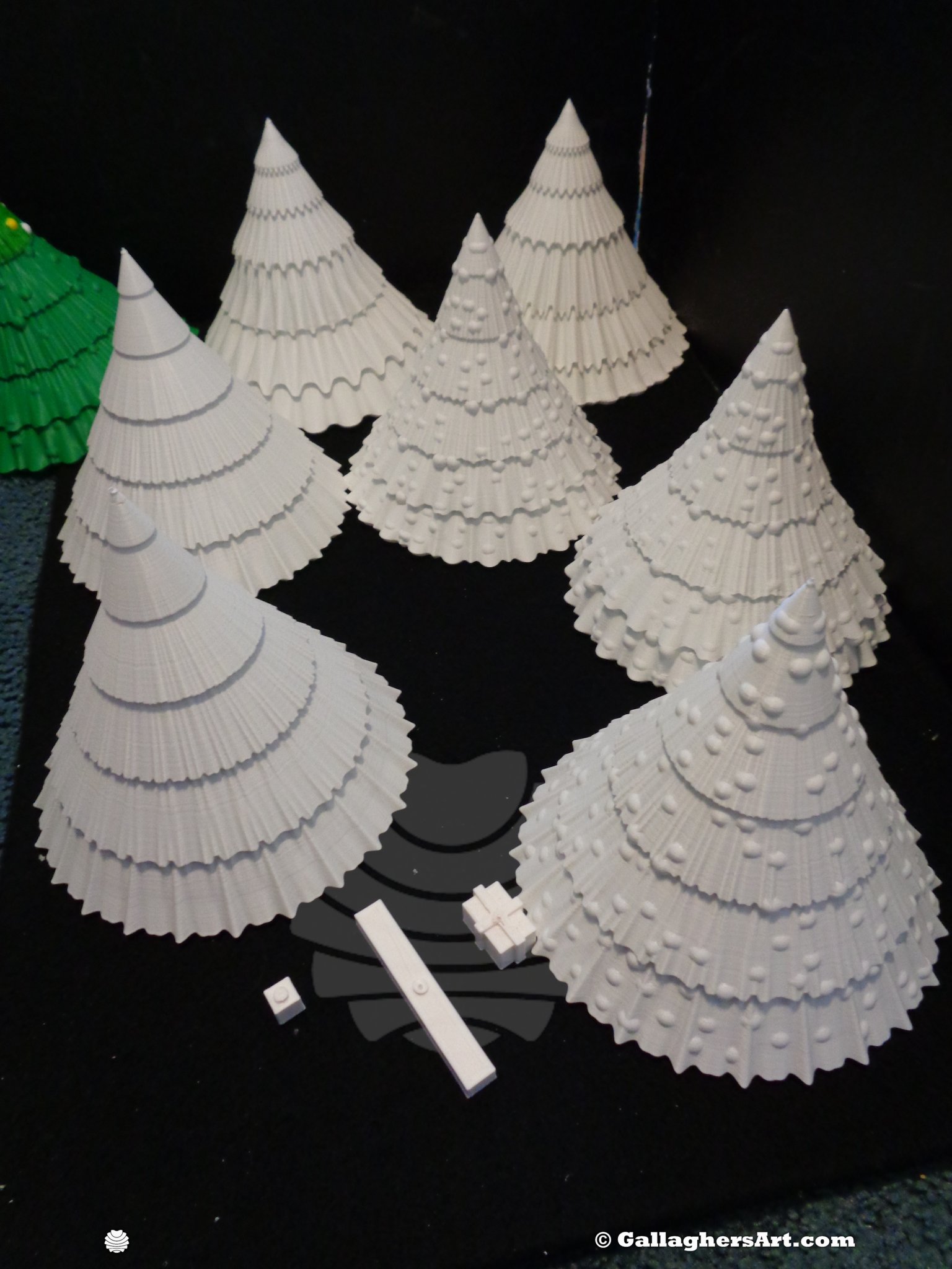 Cây thông Giáng sinh 2022 nhiều màu và phụ kiện bổ sung