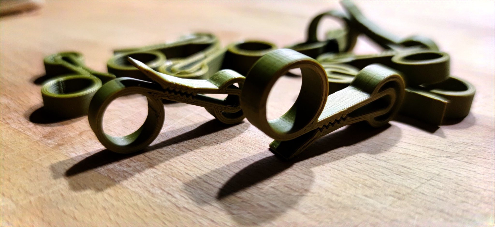 Kẹp nhỏ với răng cho túi đựng