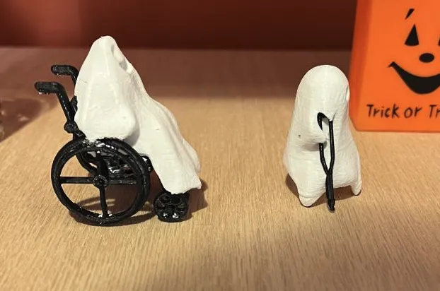 Những hồn ma ngồi xe lăn và chống nạng