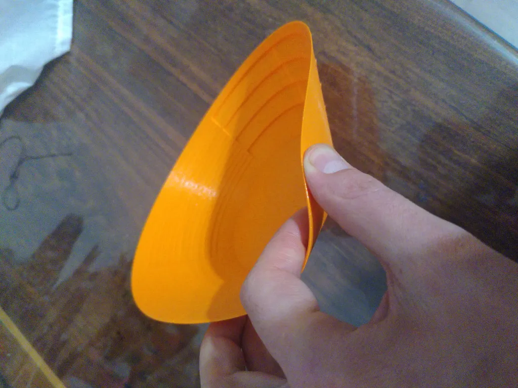 Chảo vàng in theo chế độ bình hoa nhẹ và linh hoạt