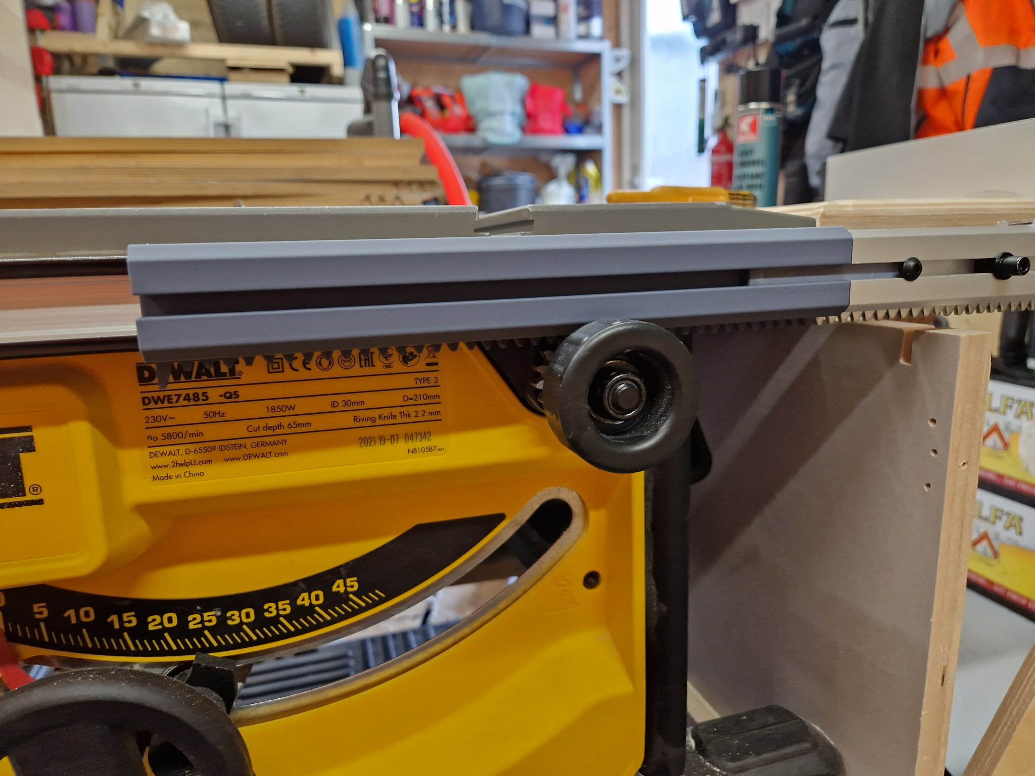 Mở rộng thanh răng cho máy cưa Dewalt DWE745