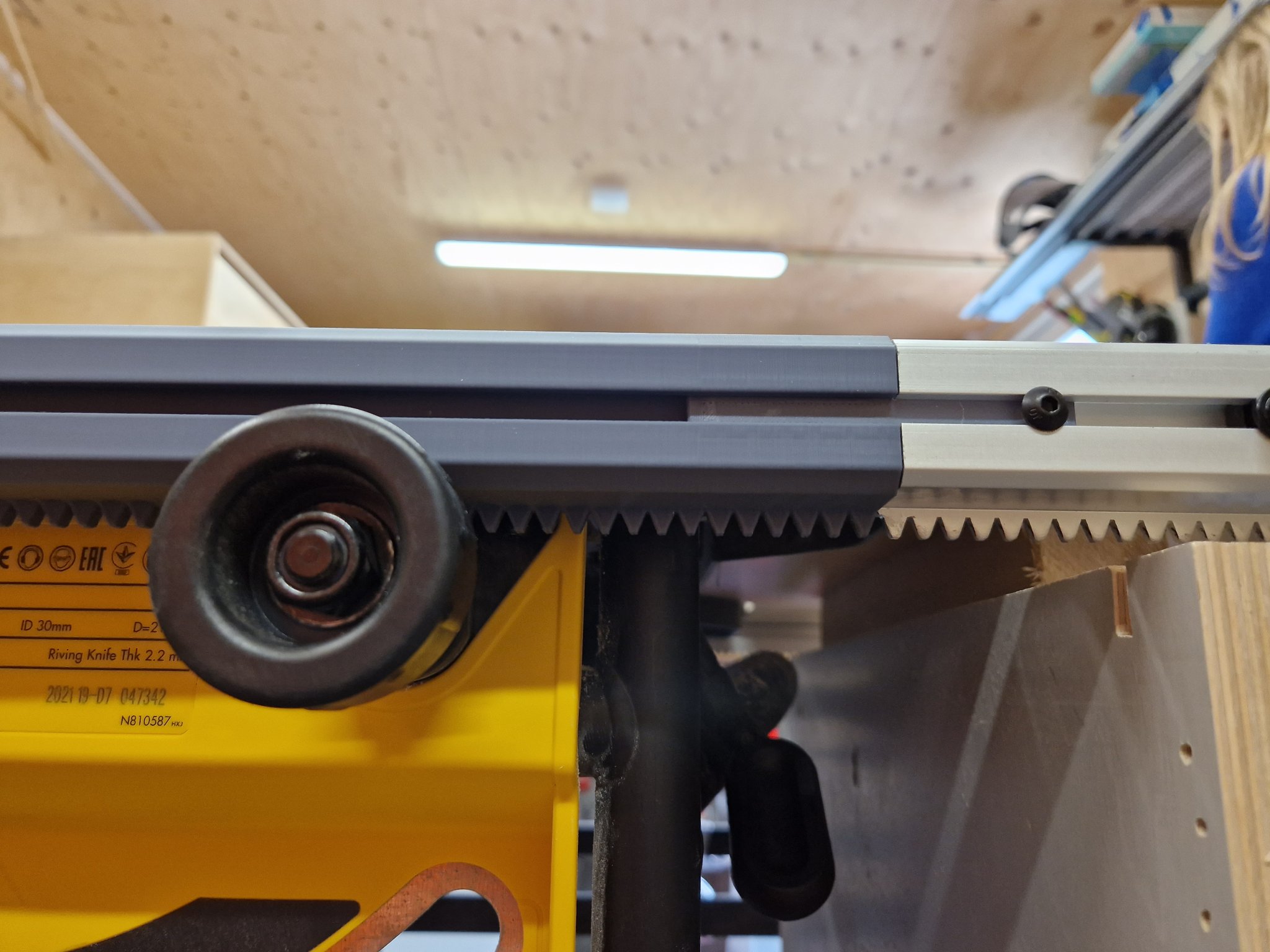 Mở rộng thanh răng cho máy cưa Dewalt DWE745