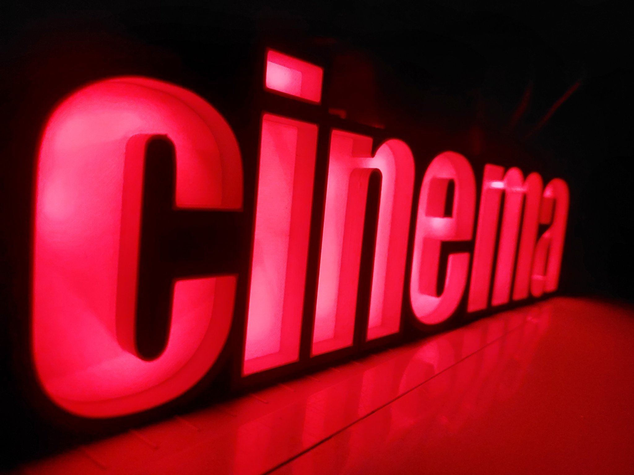 Đèn LED treo tường cho không gian điện ảnh