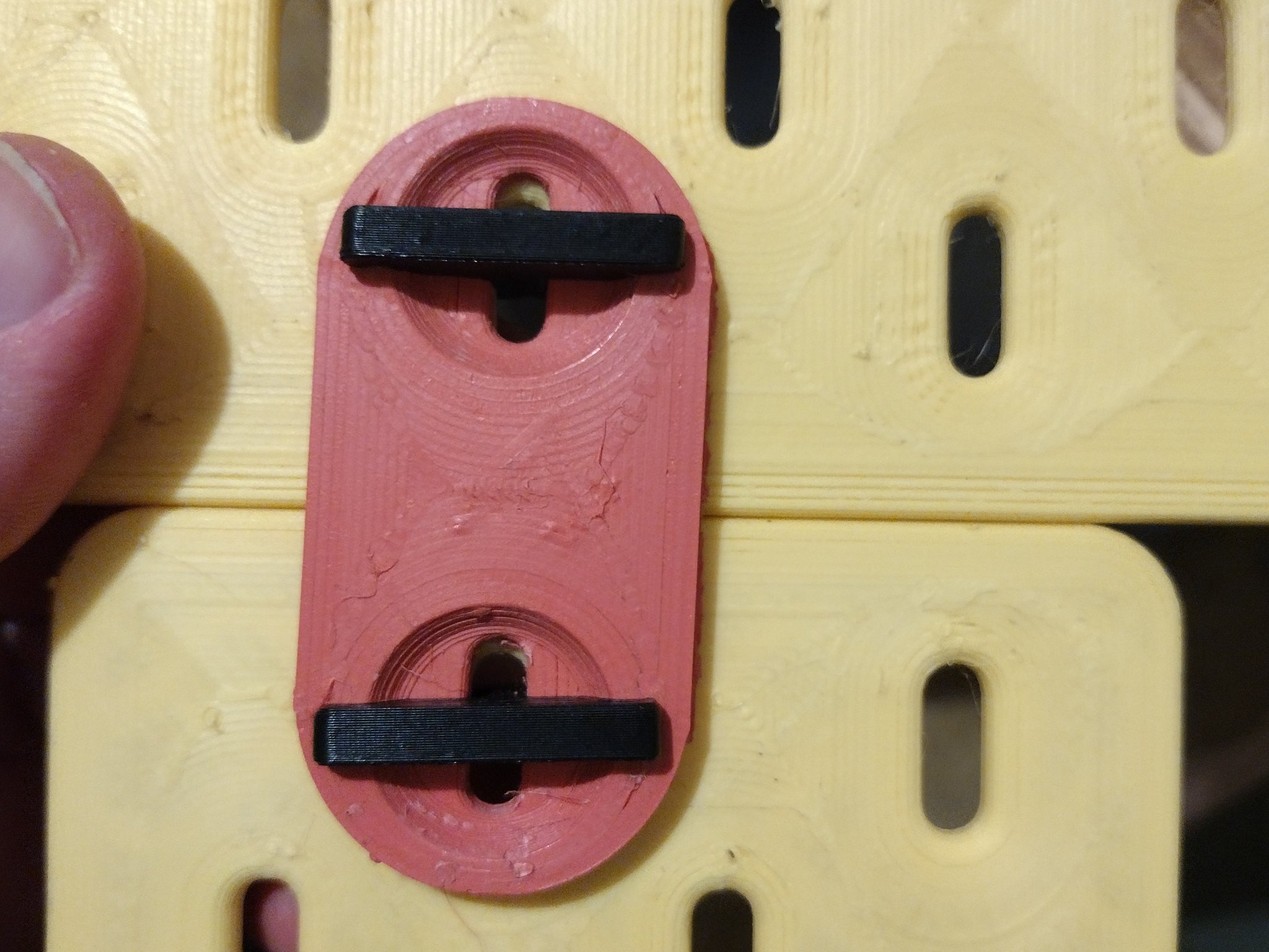 Kết nối Skadis thẳng đứng sử dụng T-clip cho bảng 11x11 inch