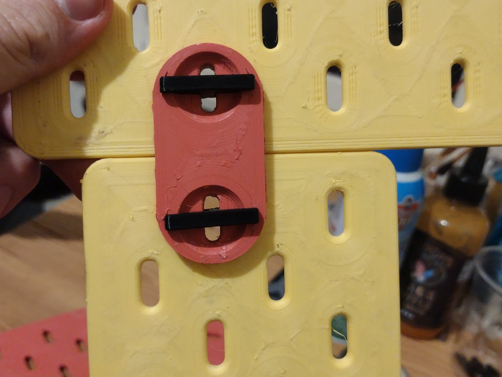 Kết nối Skadis thẳng đứng sử dụng T-clip cho bảng 11x11 inch