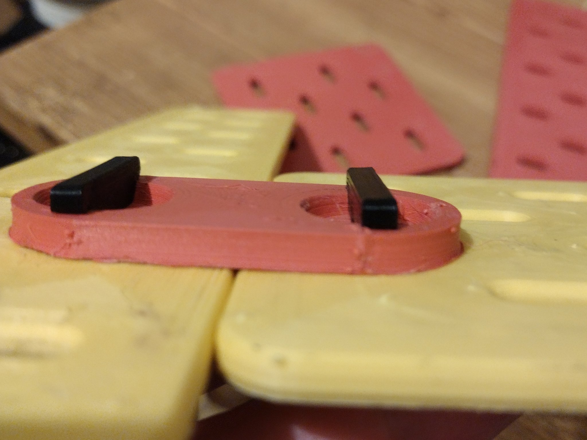 Kết nối Skadis thẳng đứng sử dụng T-clip cho bảng 11x11 inch