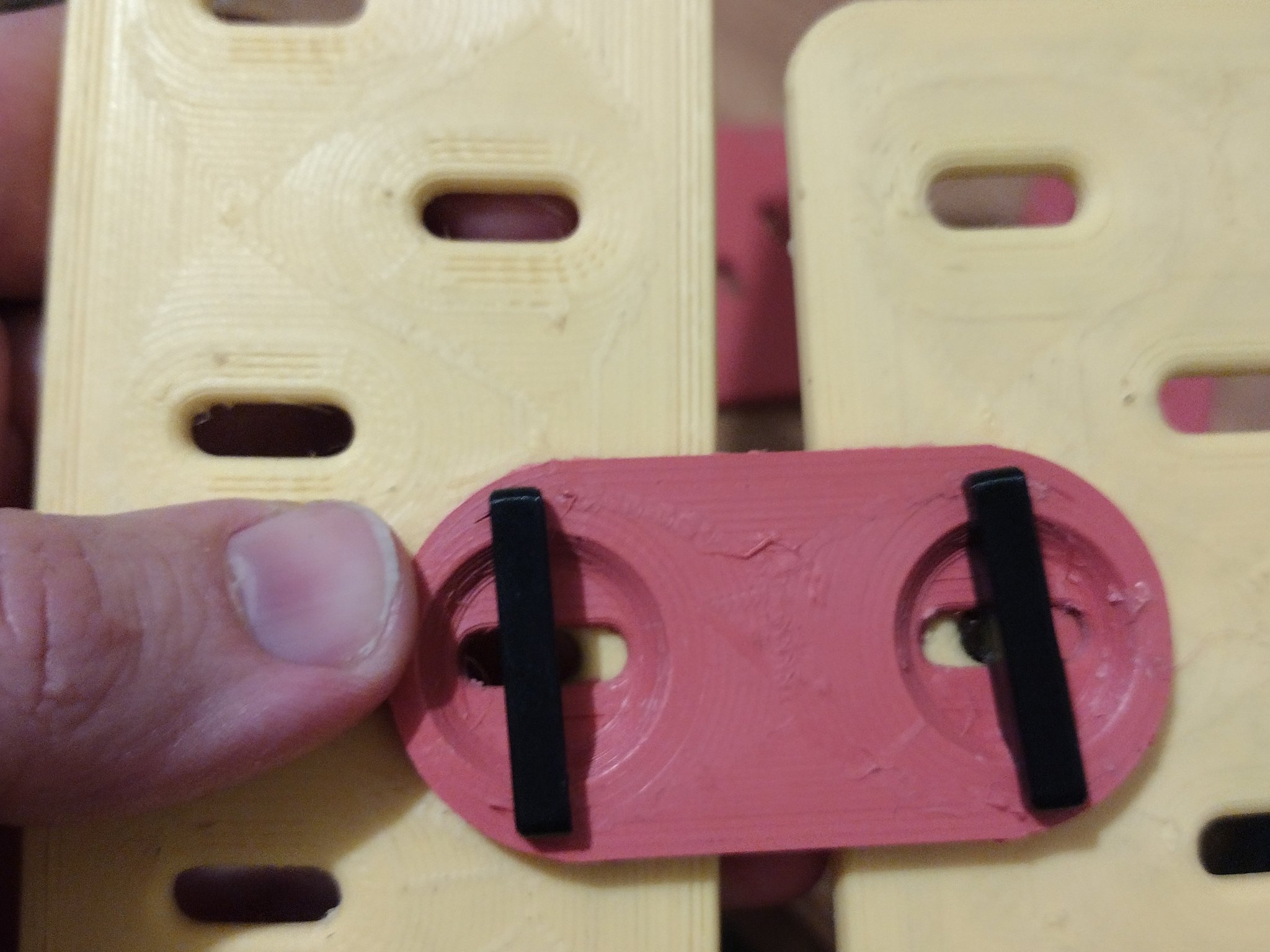 Kết nối Skadis thẳng đứng sử dụng T-clip cho bảng 11x11 inch