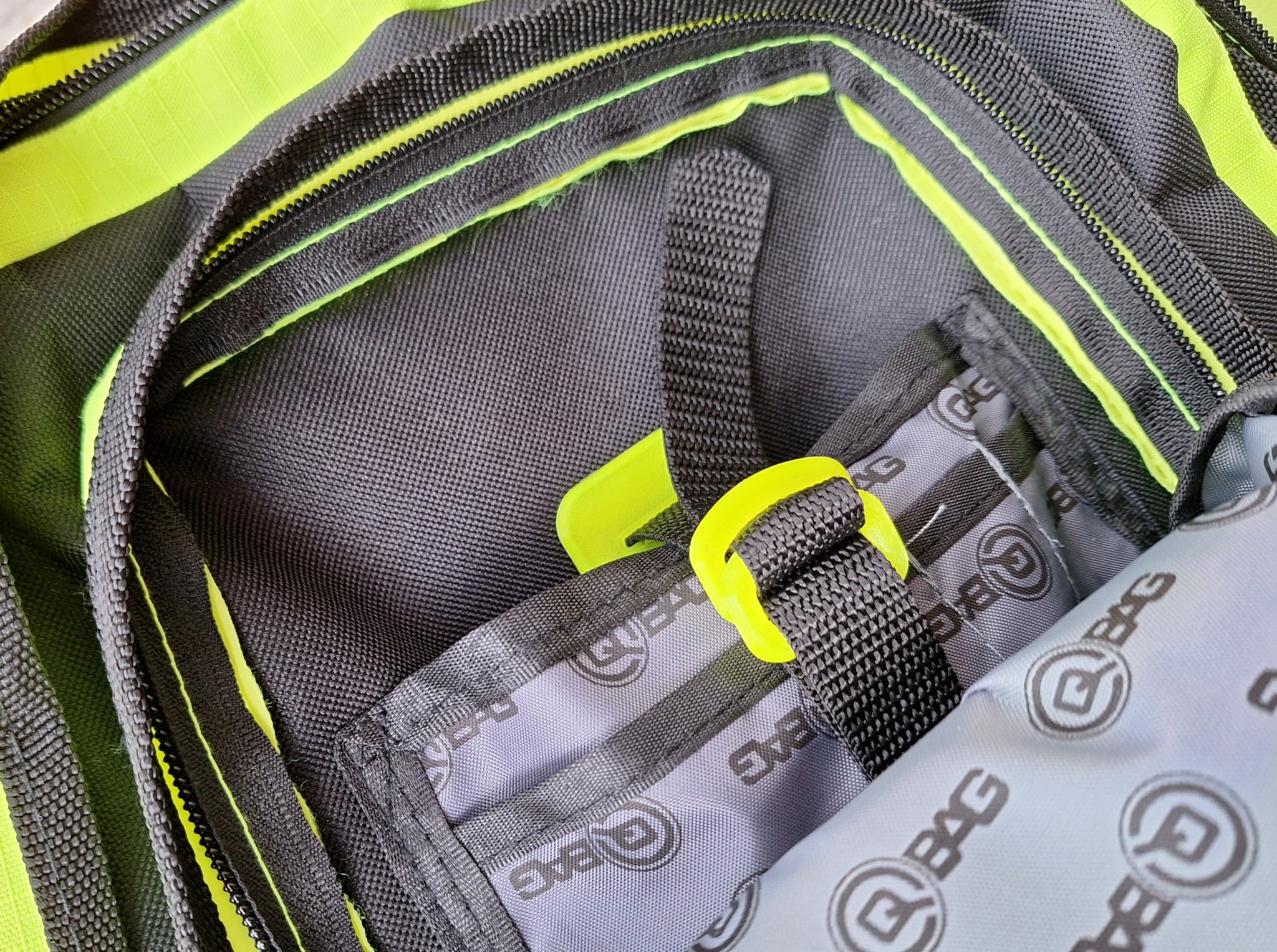 Khóa bảo vệ ví bên trong ba lô