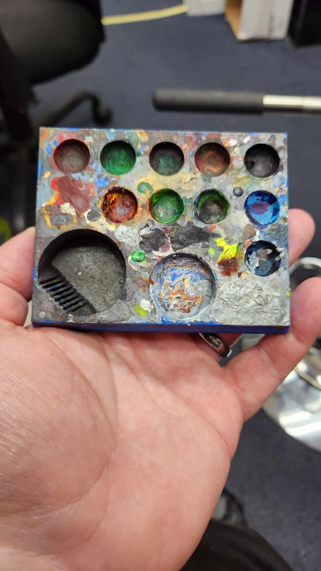 Bảng màu sơn với bộ vệ sinh cọ vẽ