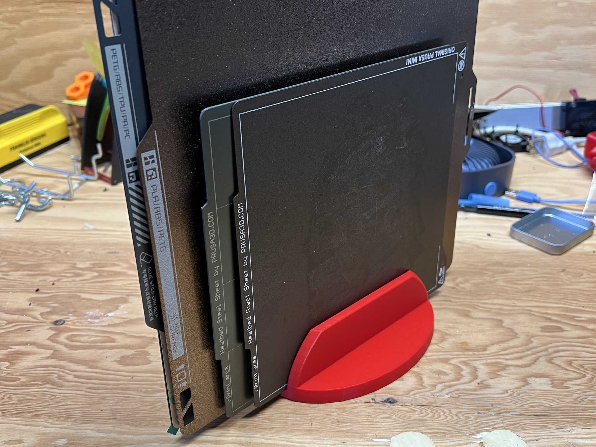 Giá đỡ bàn in Low Poly cho 5 tấm build plate