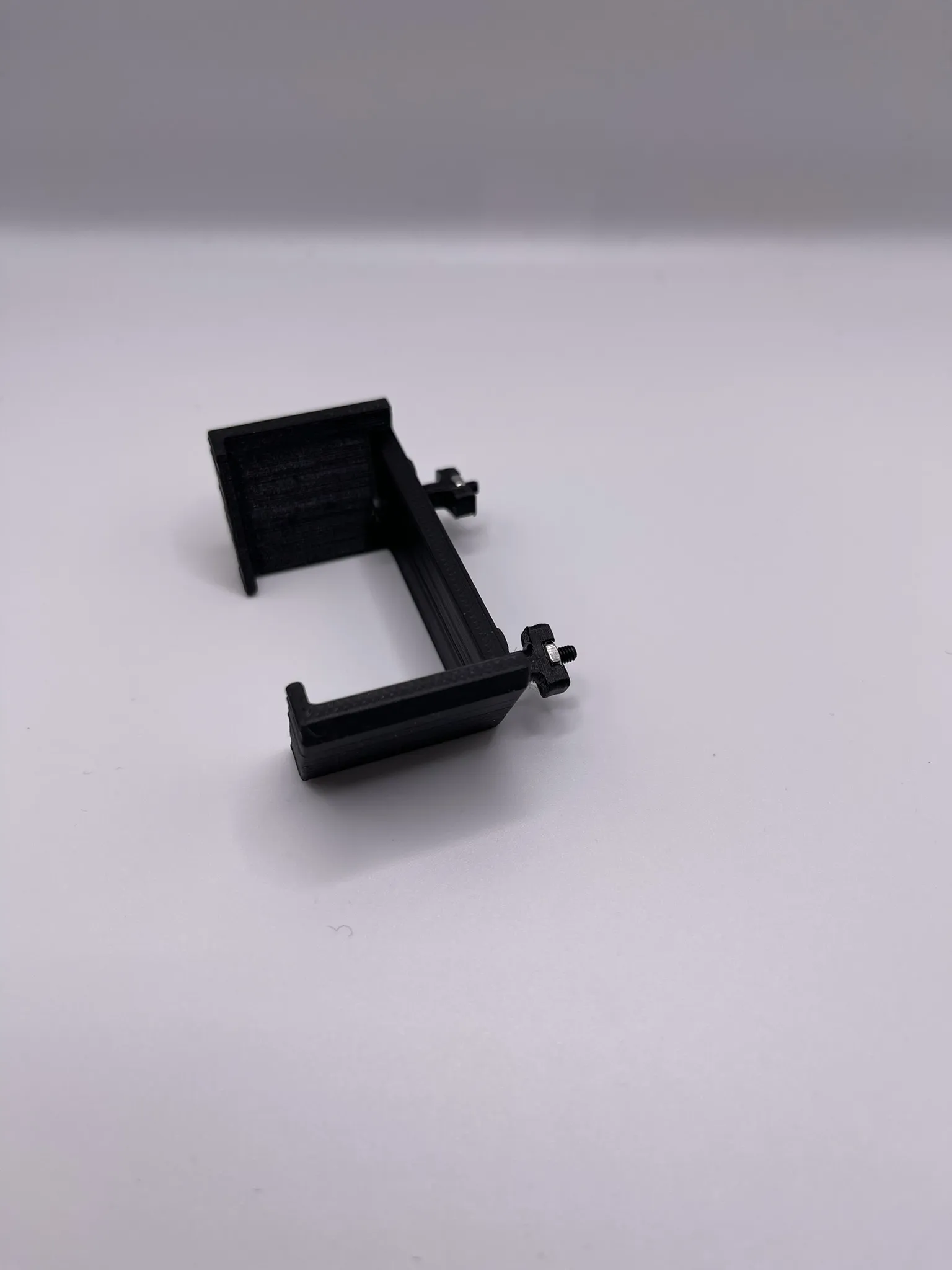 Giá đỡ cho Kéo và Tách Dây Klein trên bảng Skadis