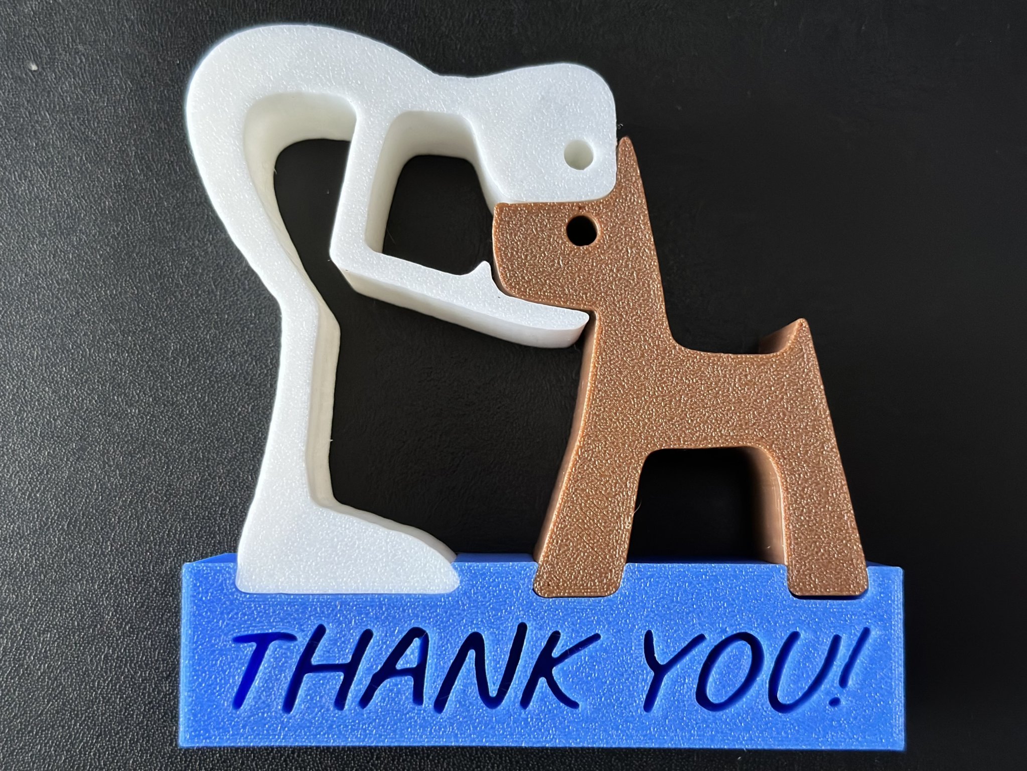 Mô hình người và chó dựa trên tranh vẽ của con gái tôi